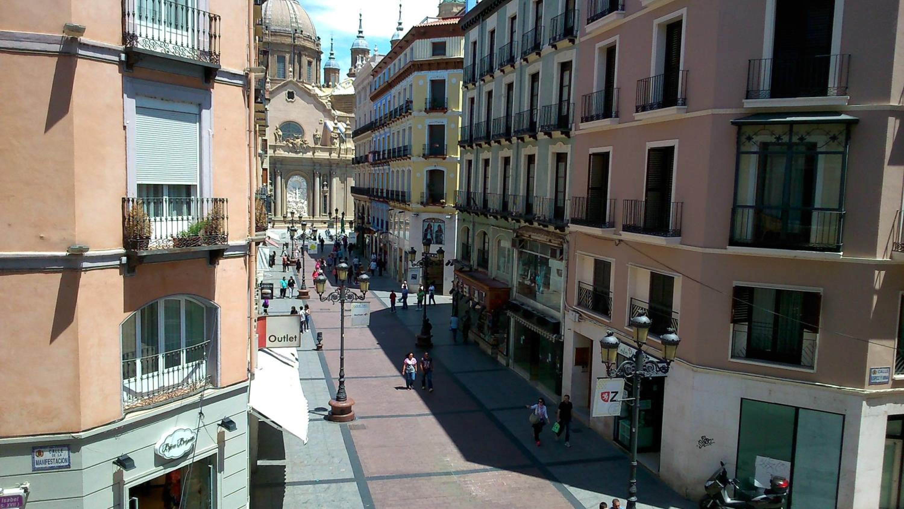 Dos Torres Pilar Suites- balcones con vistas a la ciudad