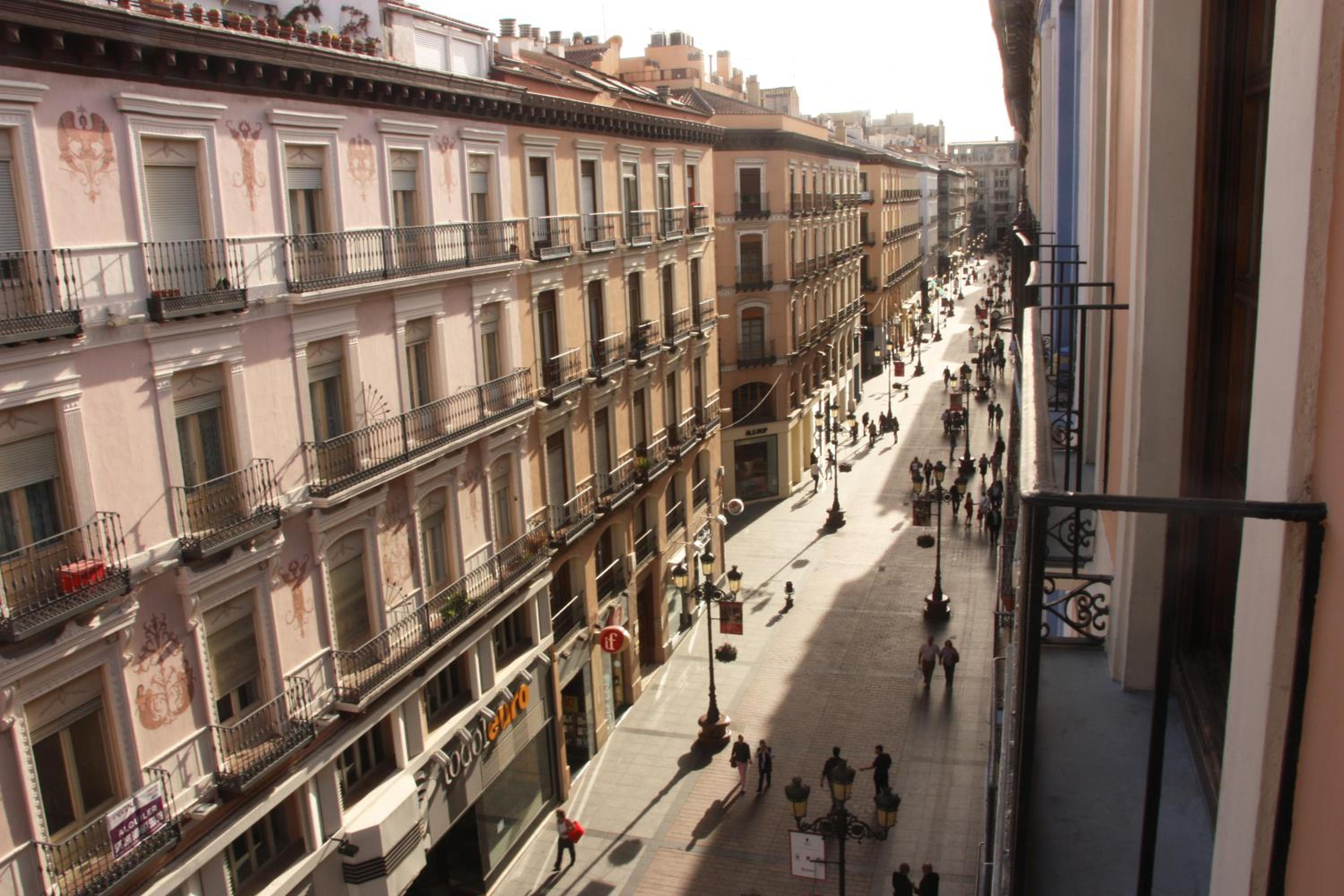 Dos Torres Pilar Suites- balcones con vistas a la ciudad