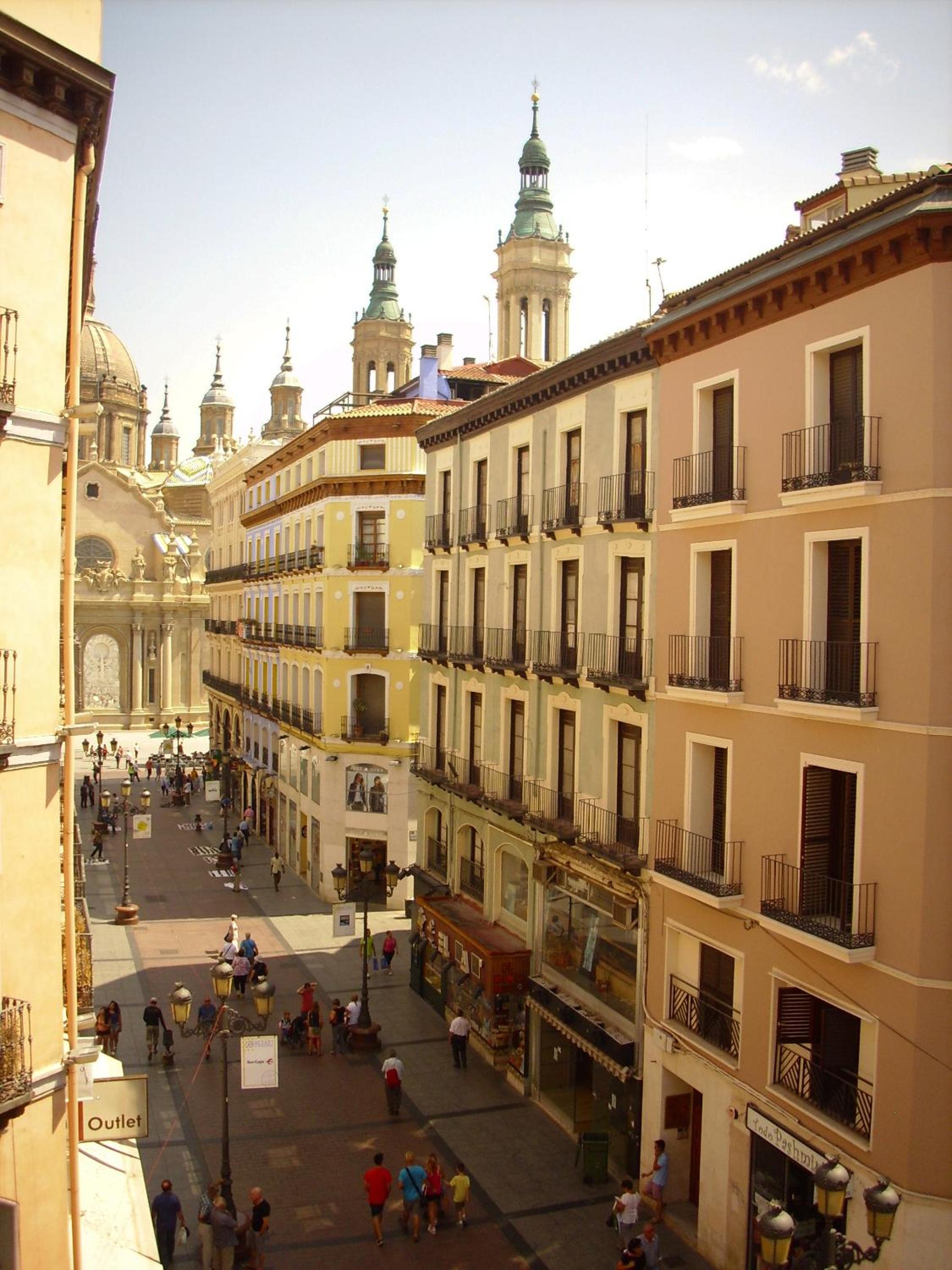 Dos Torres Pilar Suites- balcones con vistas a la ciudad