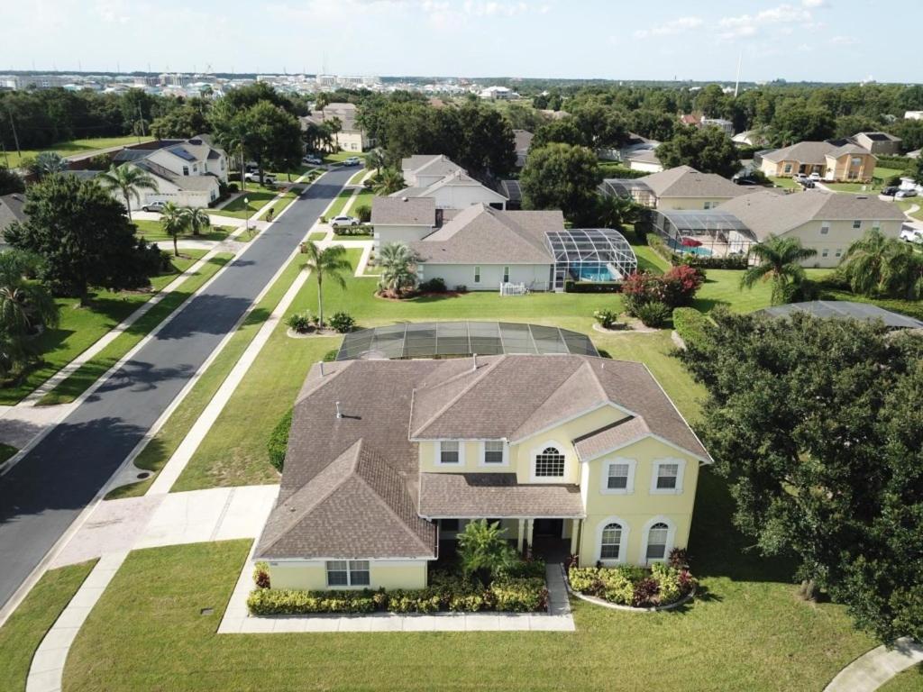 Fantastic 7 Bed 6 Bath in Prestigious Gated Comm, villa