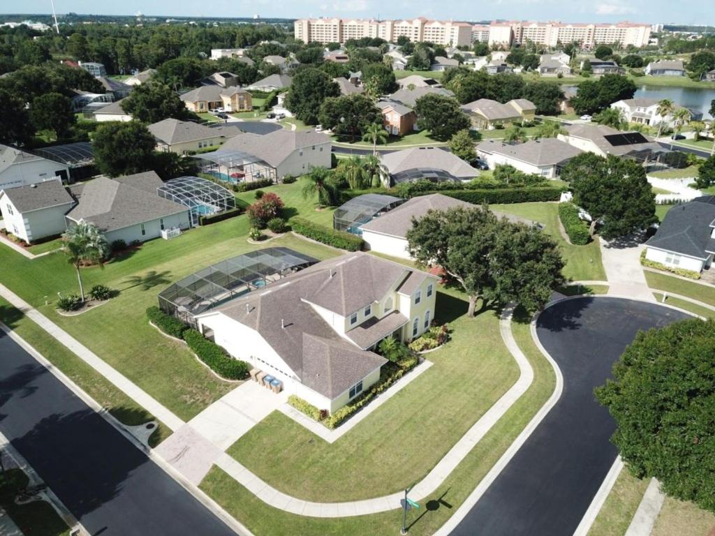 Fantastic 7 Bed 6 Bath in Prestigious Gated Comm, villa