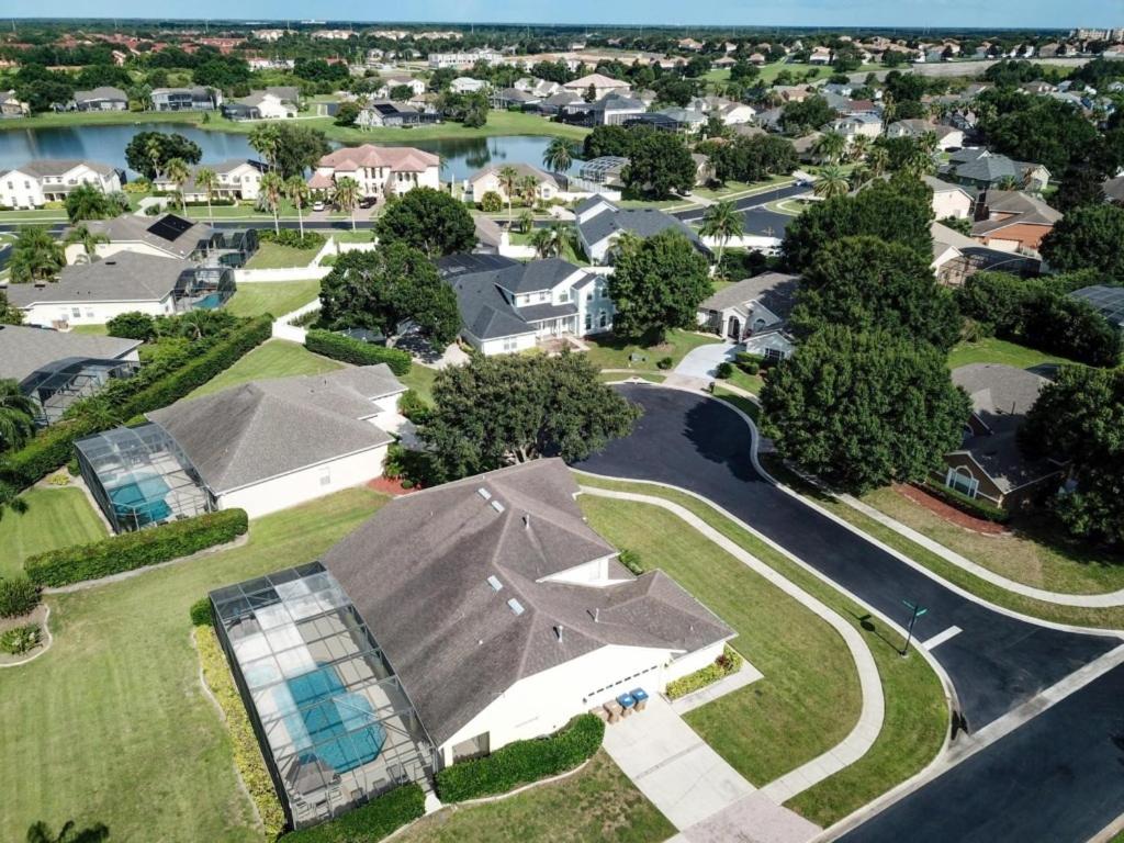 Fantastic 7 Bed 6 Bath in Prestigious Gated Comm, villa