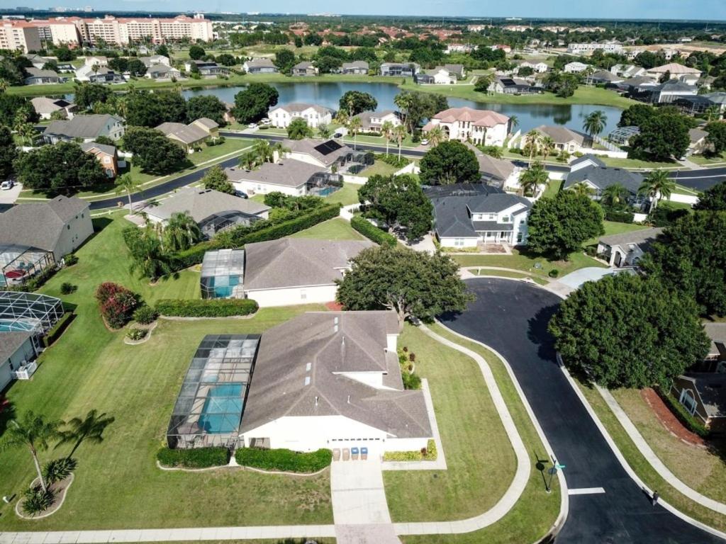 Fantastic 7 Bed 6 Bath in Prestigious Gated Comm, villa
