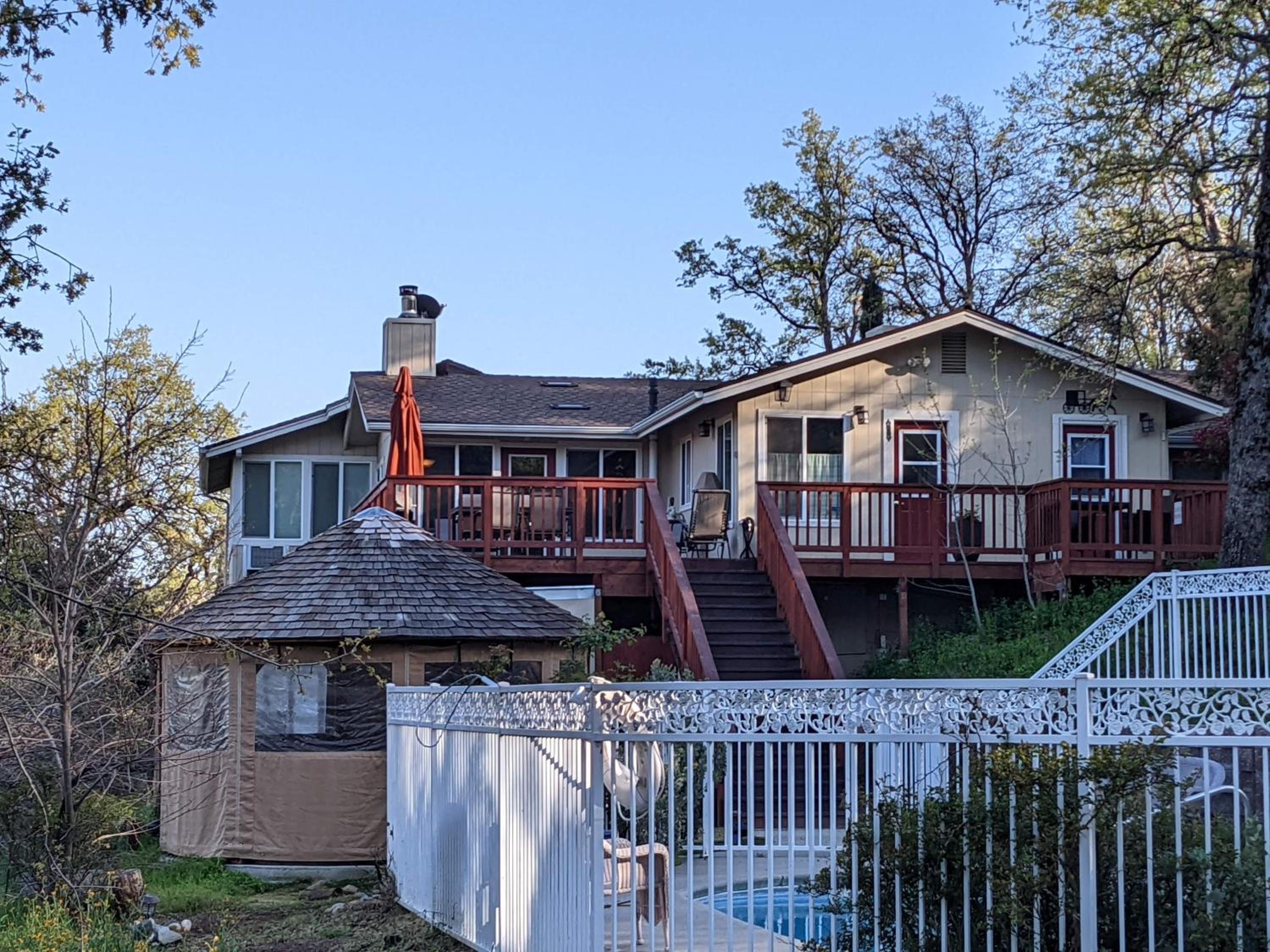 Hotel A Bed of Roses - Image 1