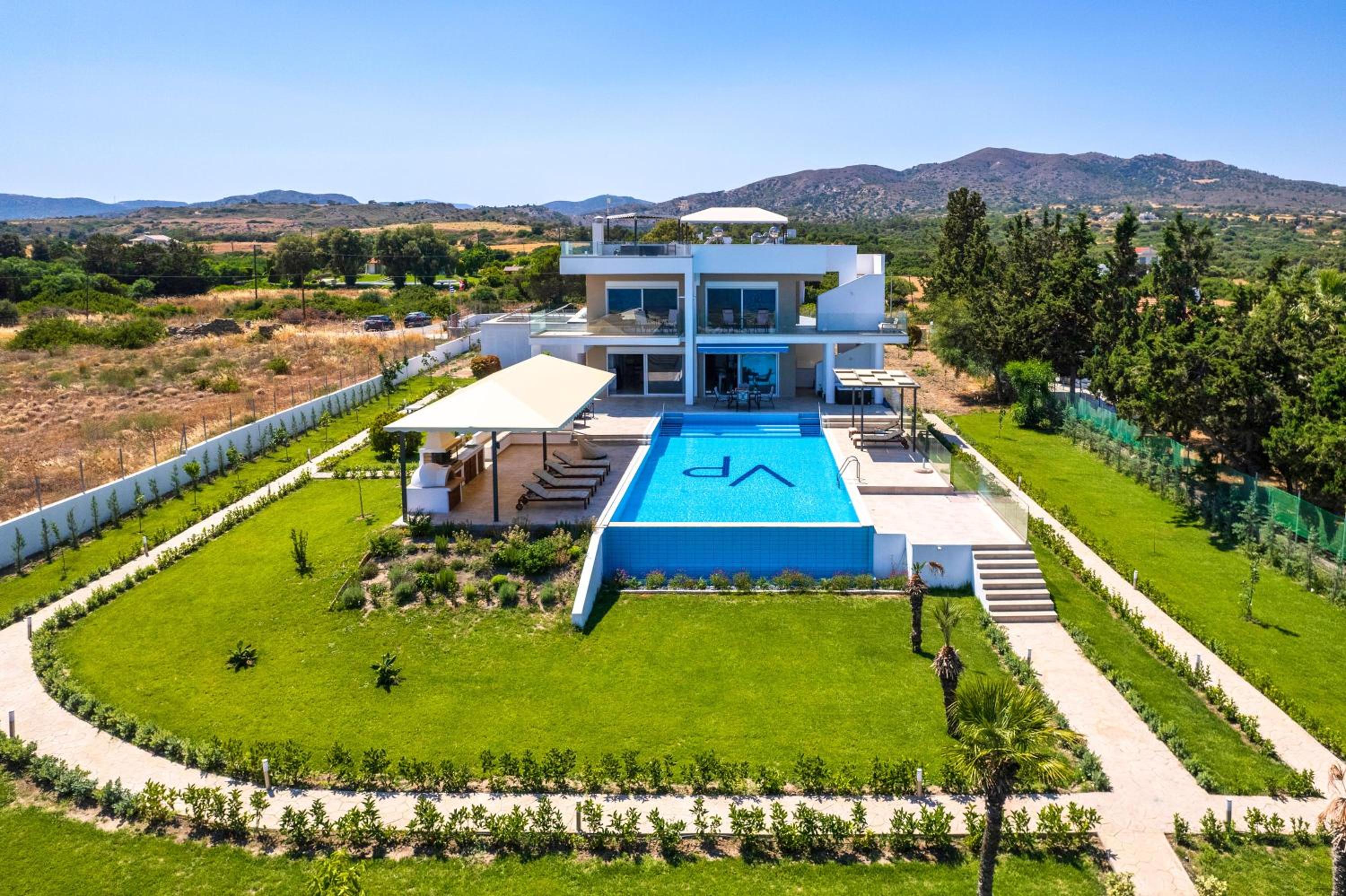 Viviane Paulos Villa