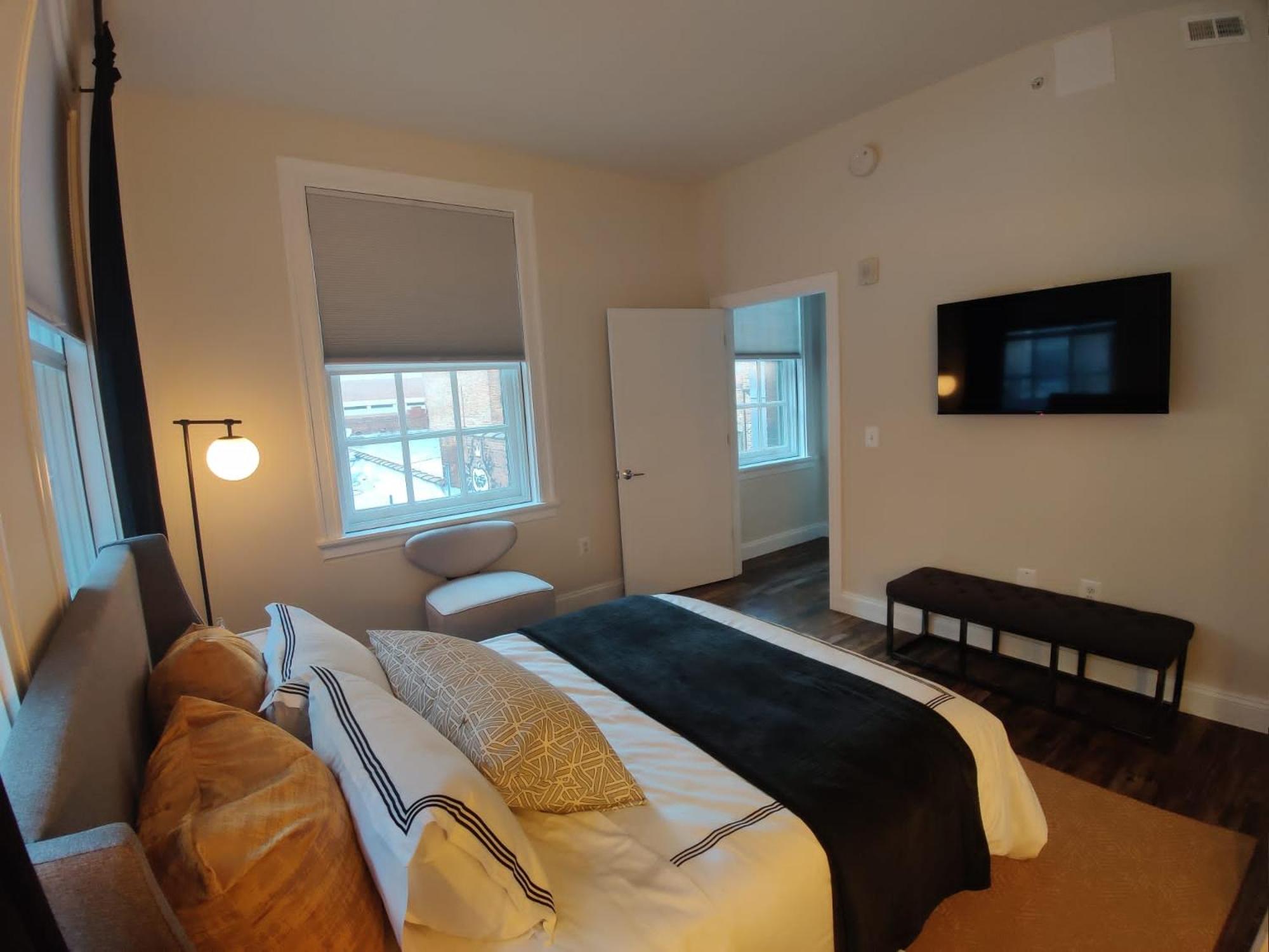 Inner Harbor's Best Furnished Luxury Apartments apts - Property Image 15
