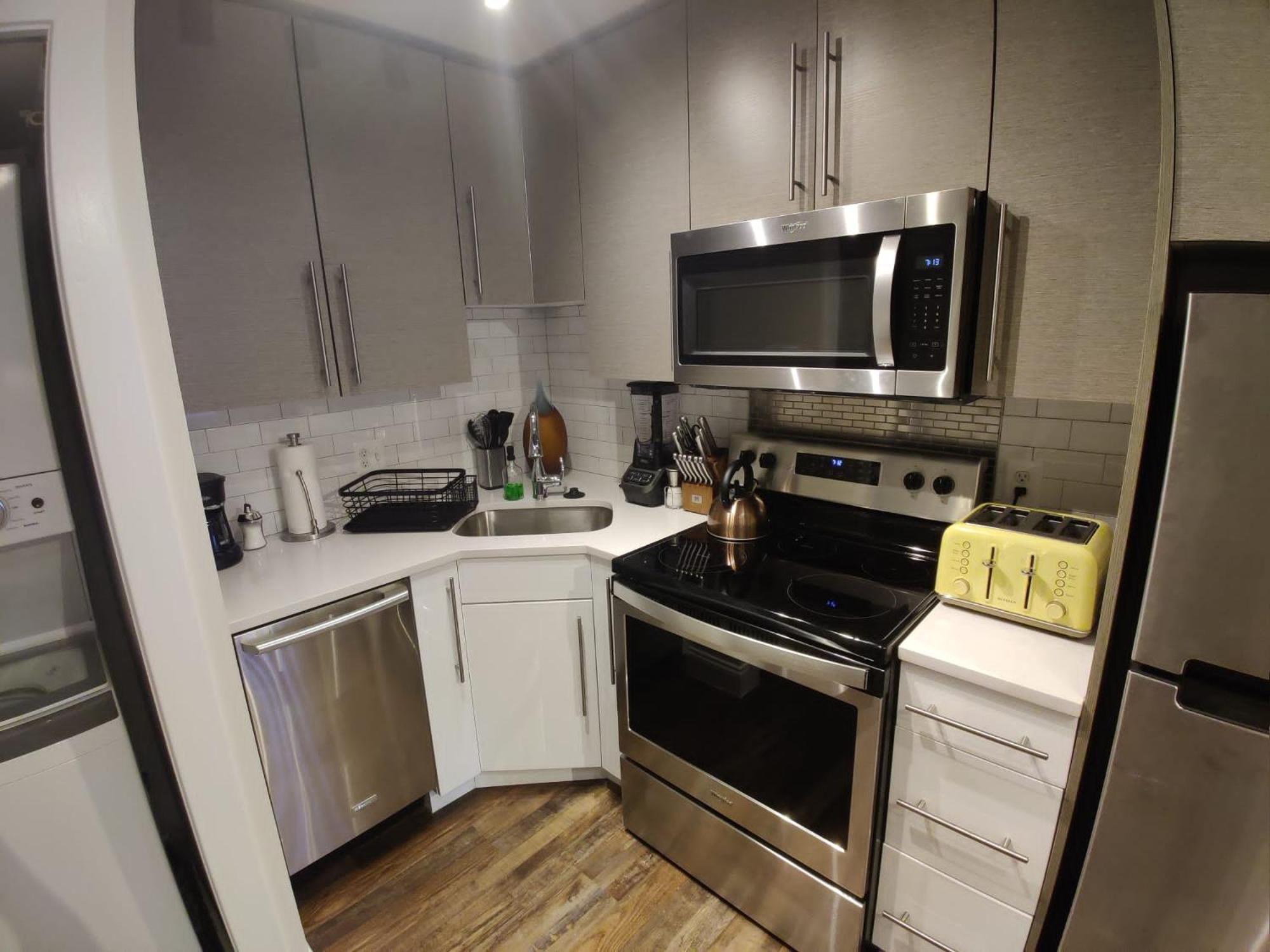 Inner Harbor's Best Furnished Luxury Apartments apts - Property Image 11