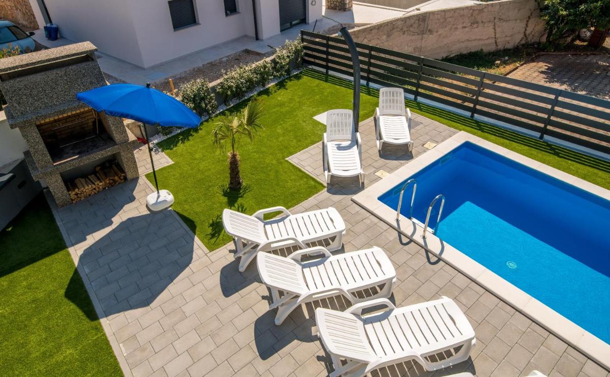 Villa Andrea with heated Pool view 2