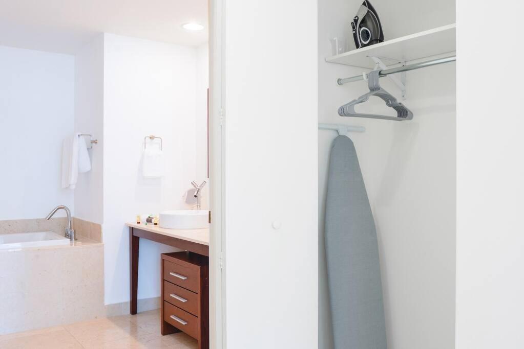 Wonderful 2 BR APT With Ocean Views At Icon Brickell