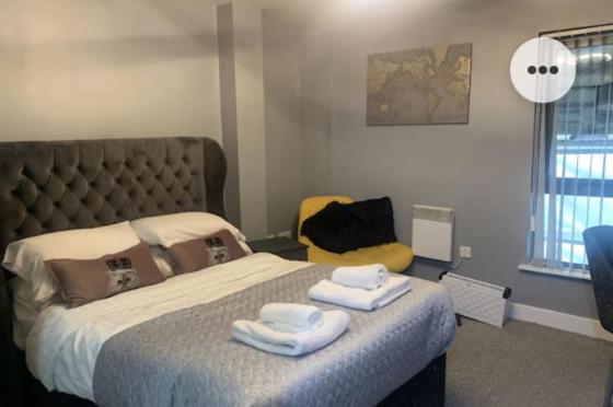 2 Bedroom FREE Parking by Concert Square sleeps 8 view 4