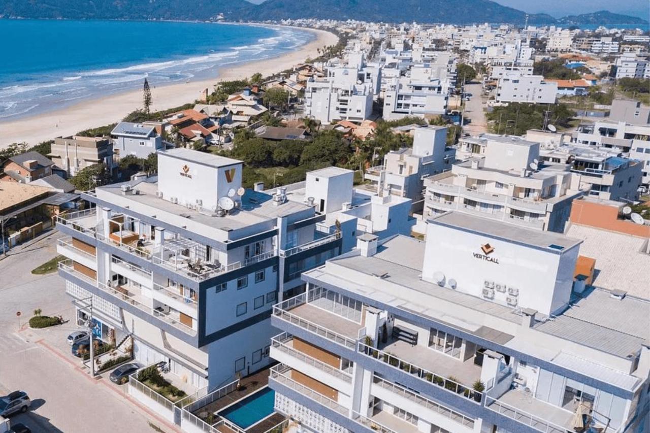 Mar de Fora 205 – Lindíssima Cobertura Duplex - Piscina no Condomínio - 100 Metros da Praia de Mariscal.