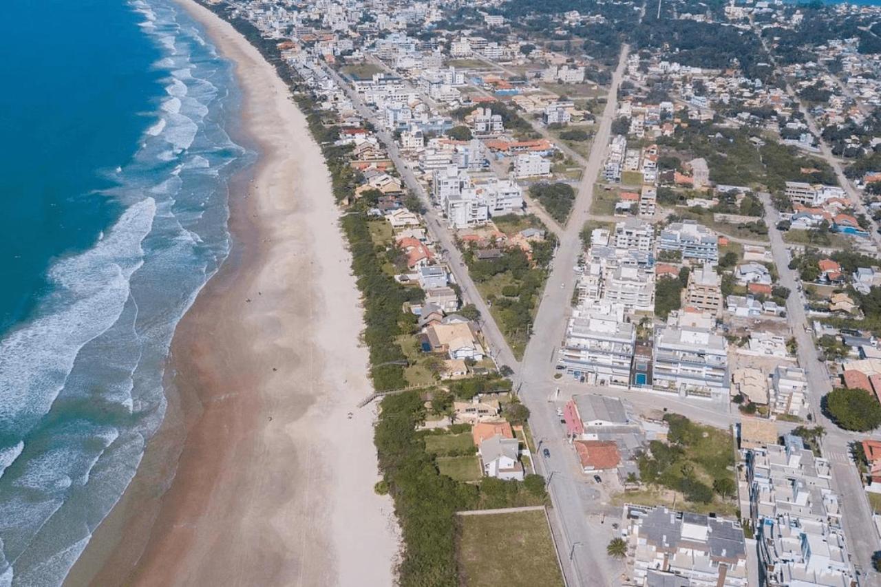 Mar de Fora 205 – Lindíssima Cobertura Duplex - Piscina no Condomínio - 100 Metros da Praia de Mariscal.