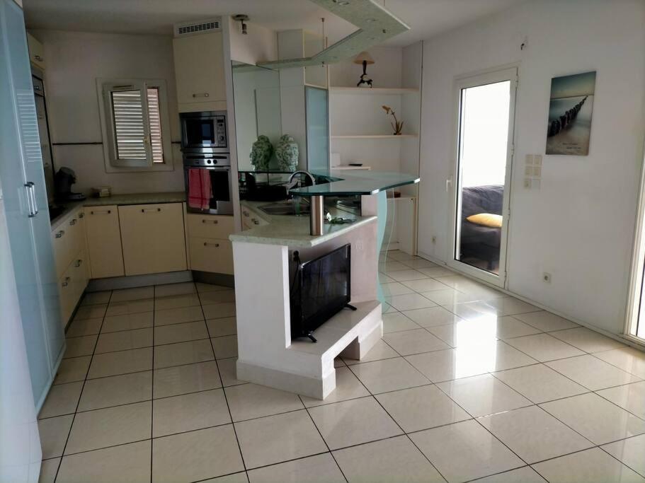 Bel appartement avec piscine, face à la mer view 3