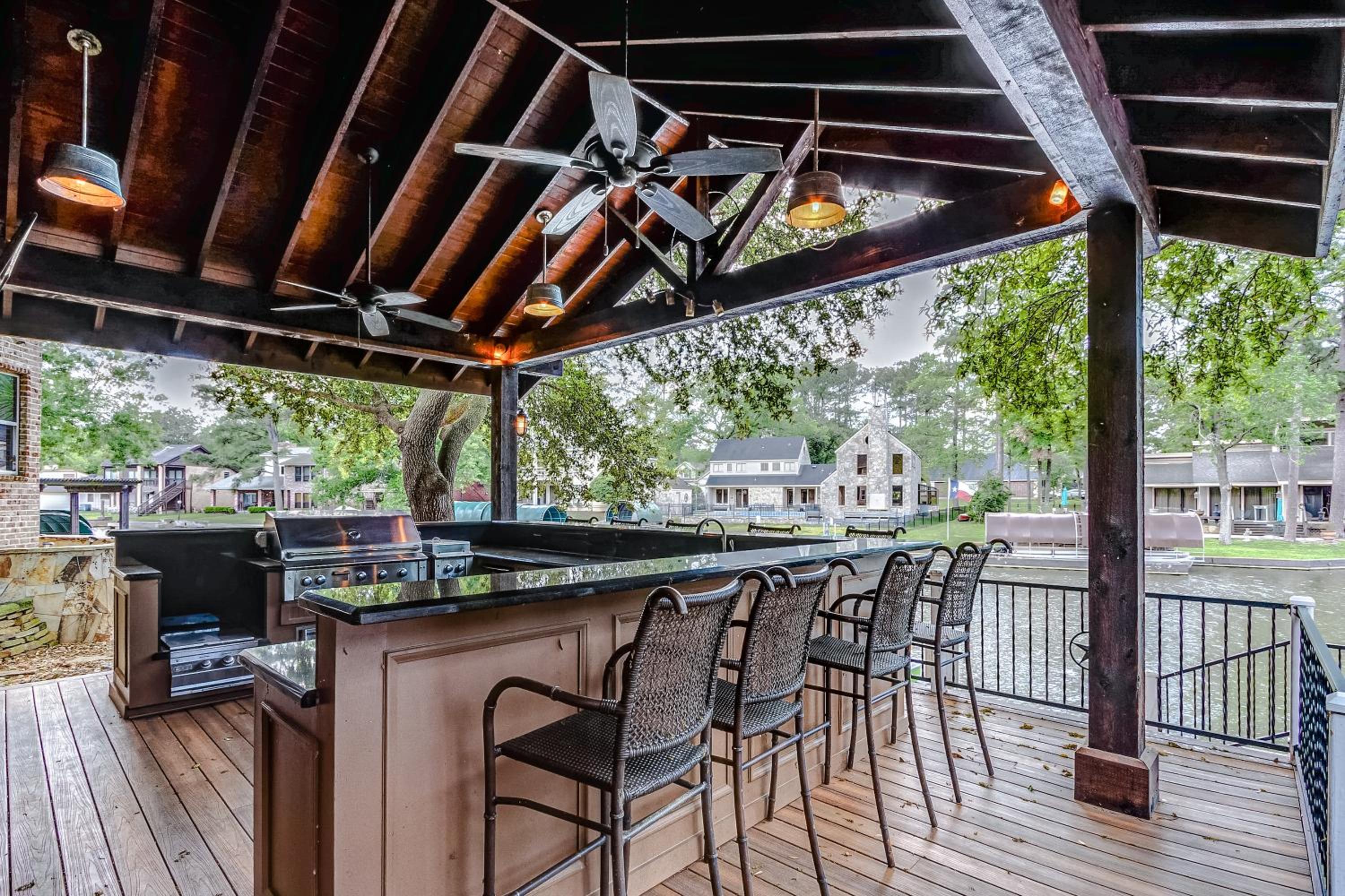 Best of Lake Conroe - Sleeps 16 - Lakefront Memories