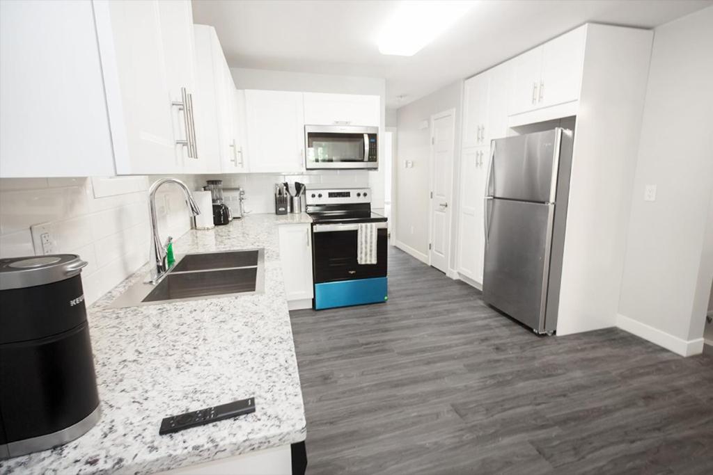 Modern 3BR unit on Jessie Ave with insuite laundry view 5