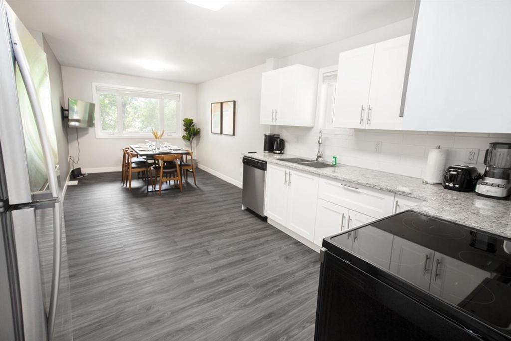 Modern 3BR unit on Jessie Ave with insuite laundry view 2
