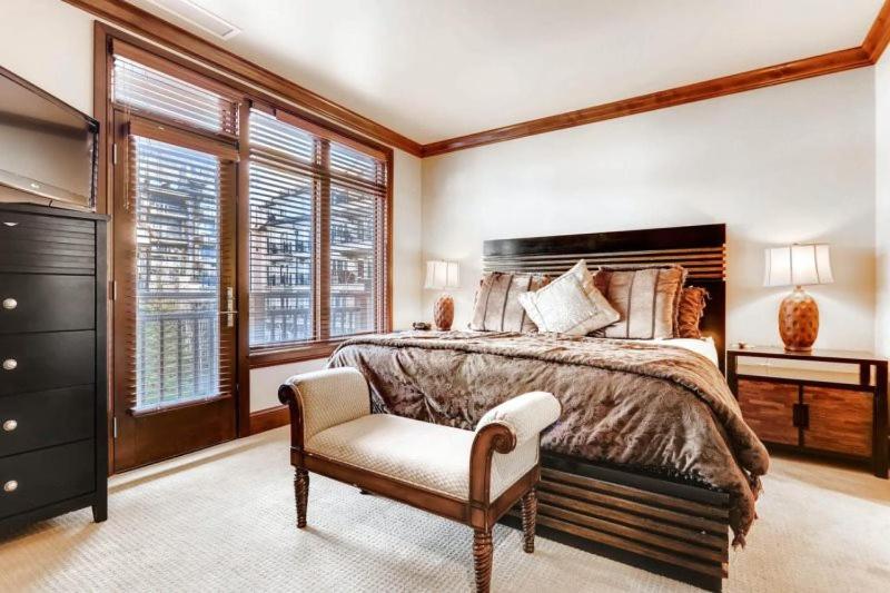 Vail Lion Square 401N view 2