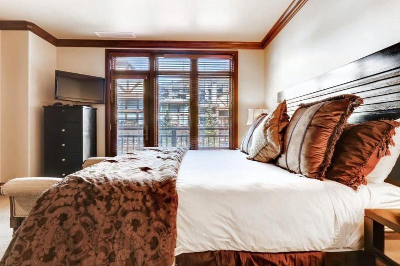 Vail Lion Square 401N view 4