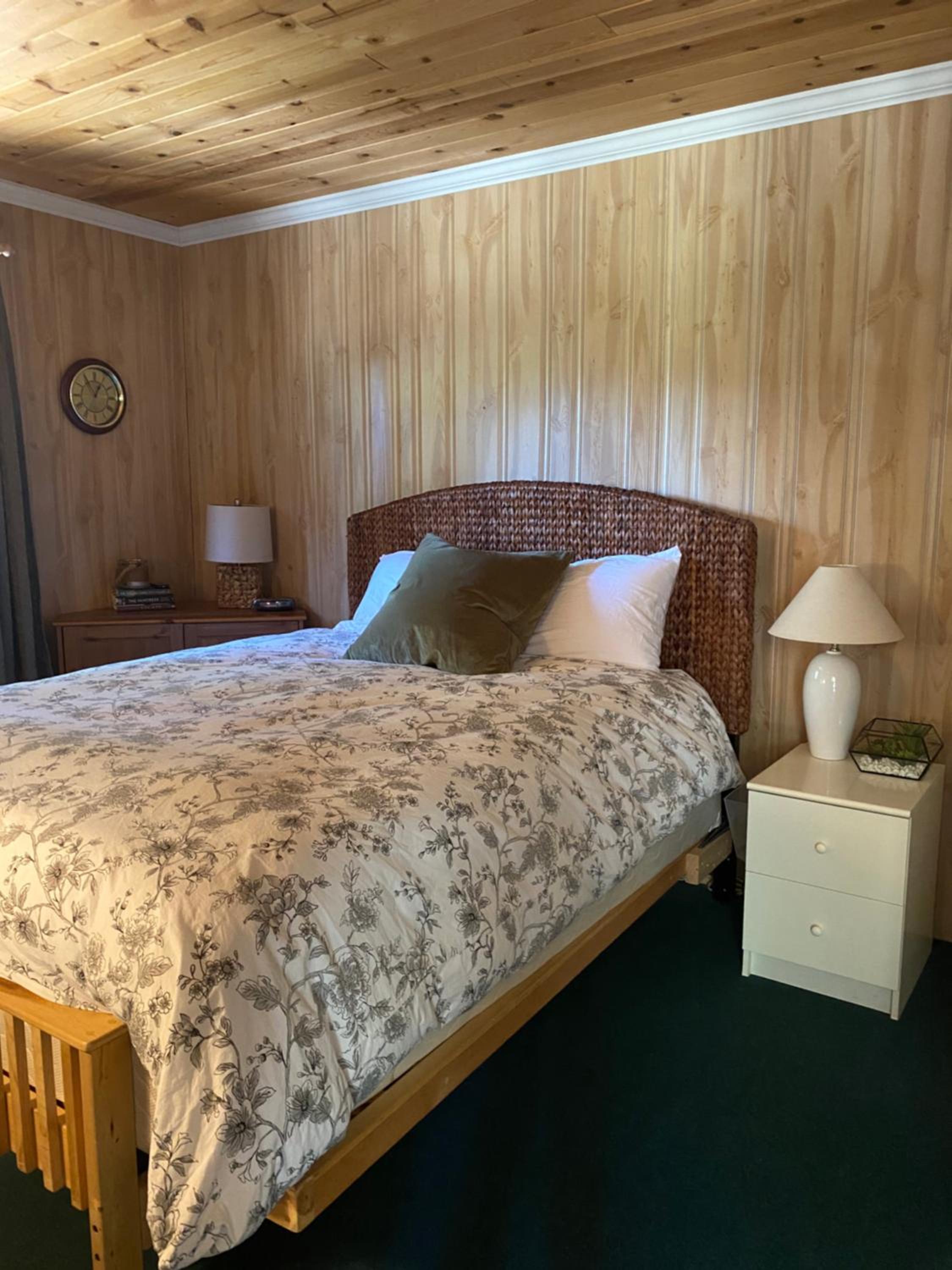 Cozy 2 bedroom cabin next to trails and beaches.