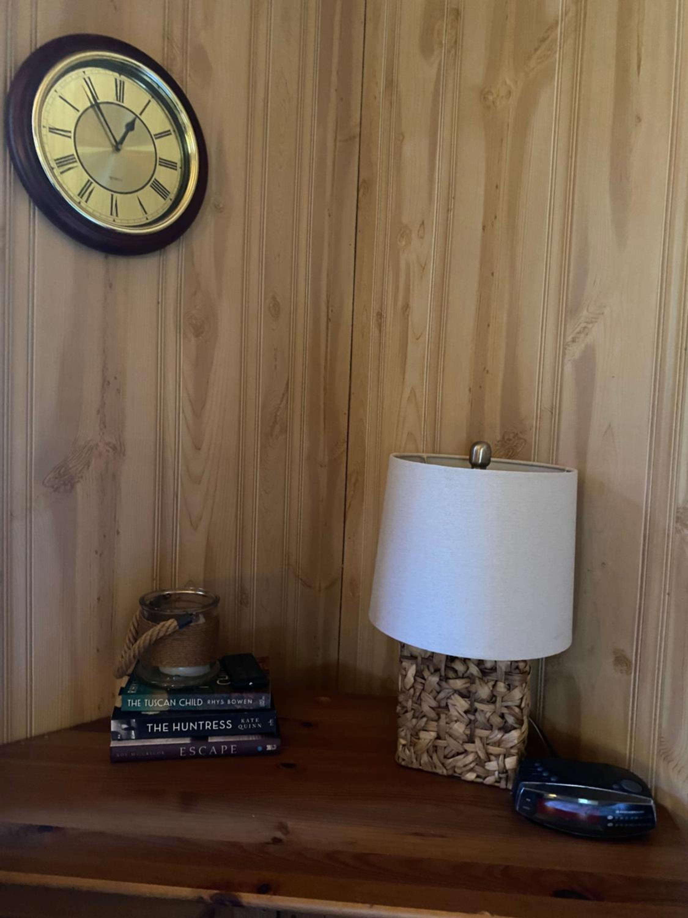 Cozy 2 bedroom cabin next to trails and beaches.