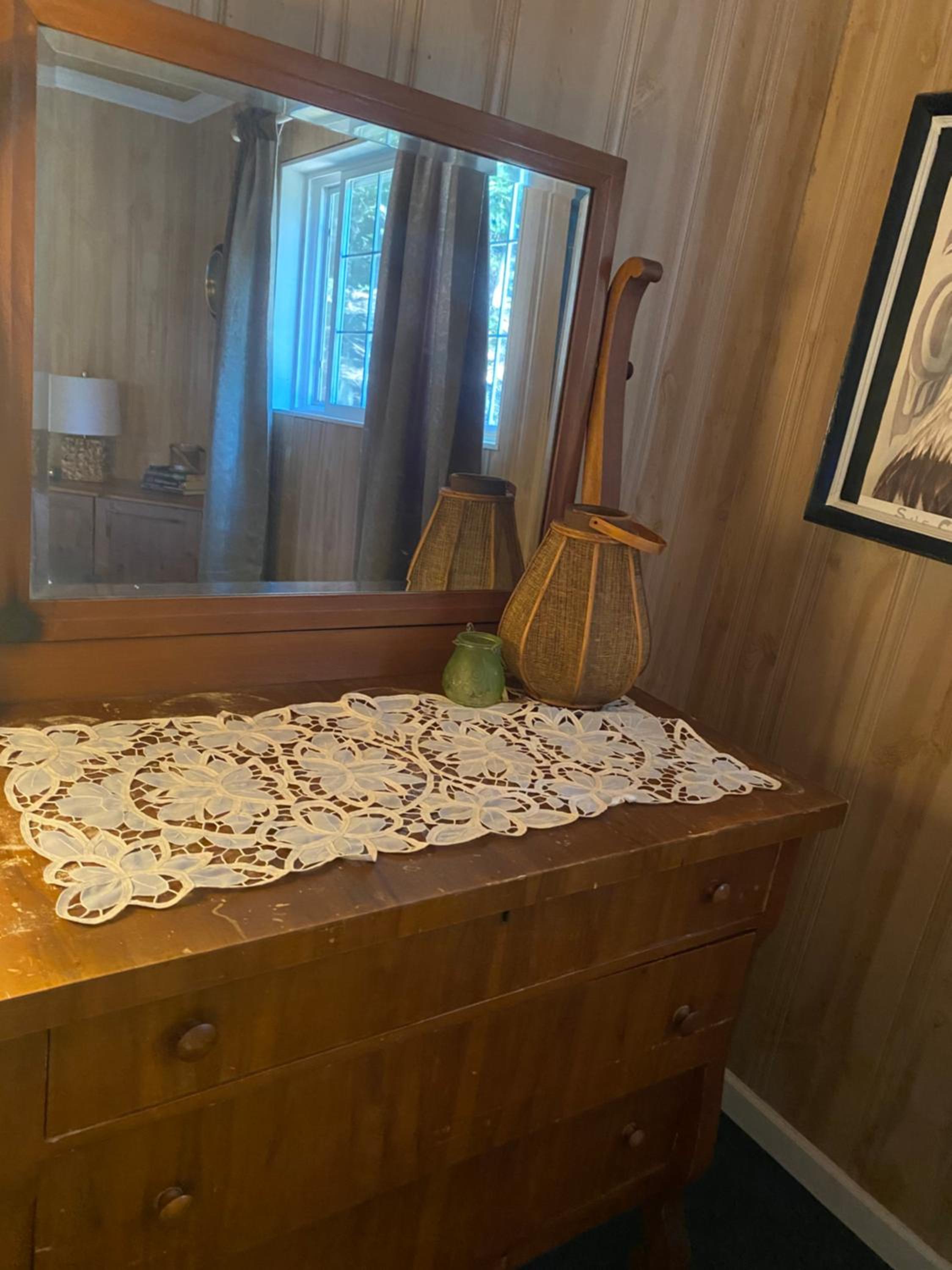 Cozy 2 bedroom cabin next to trails and beaches.