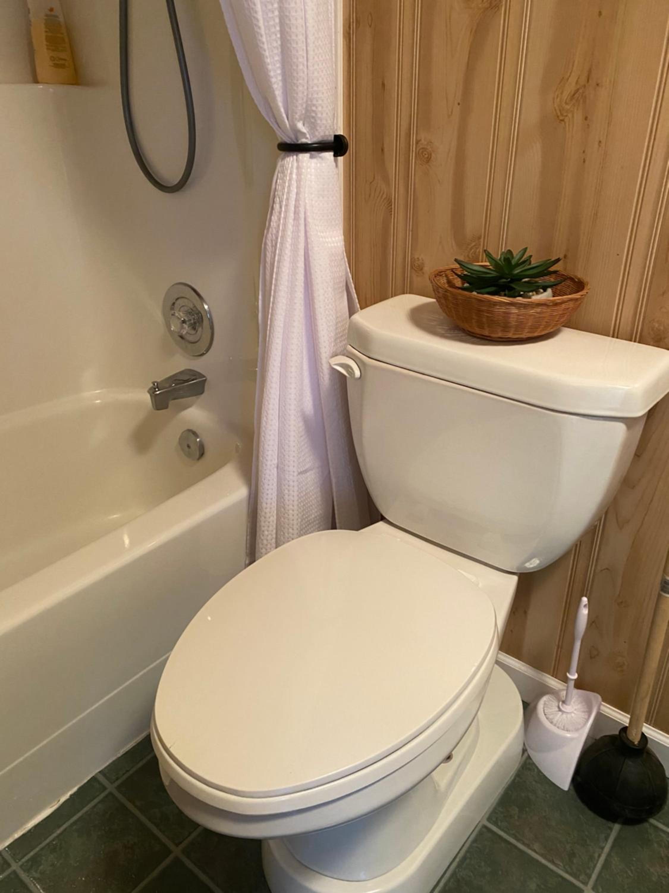 Cozy 2 bedroom cabin next to trails and beaches.