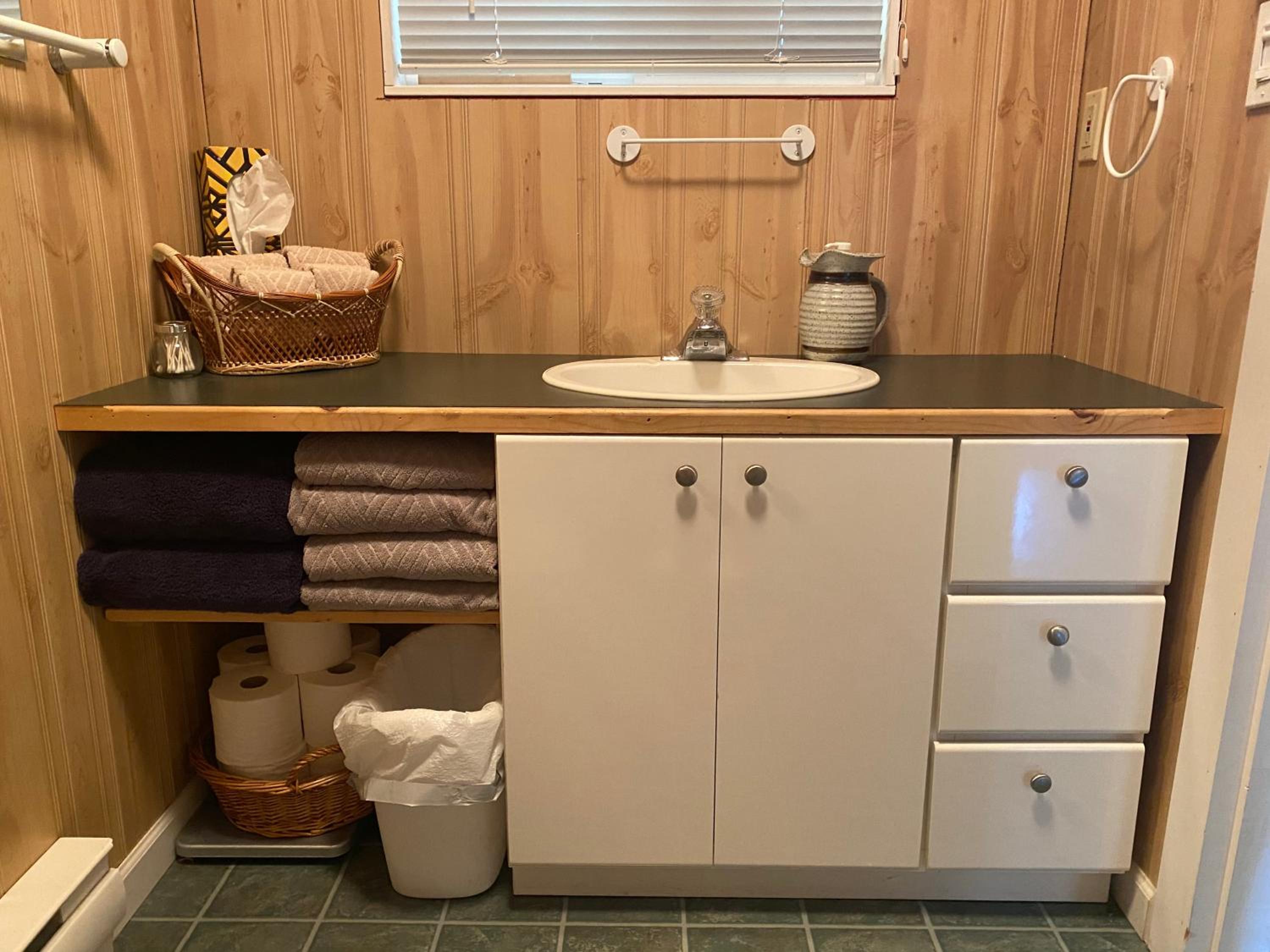 Cozy 2 bedroom cabin next to trails and beaches.