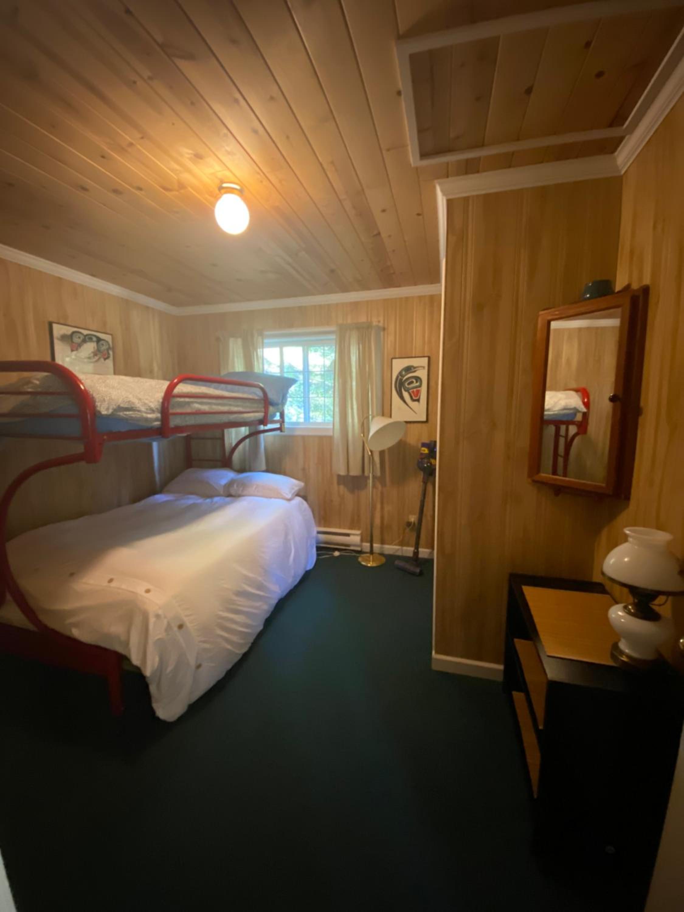 Cozy 2 bedroom cabin next to trails and beaches.