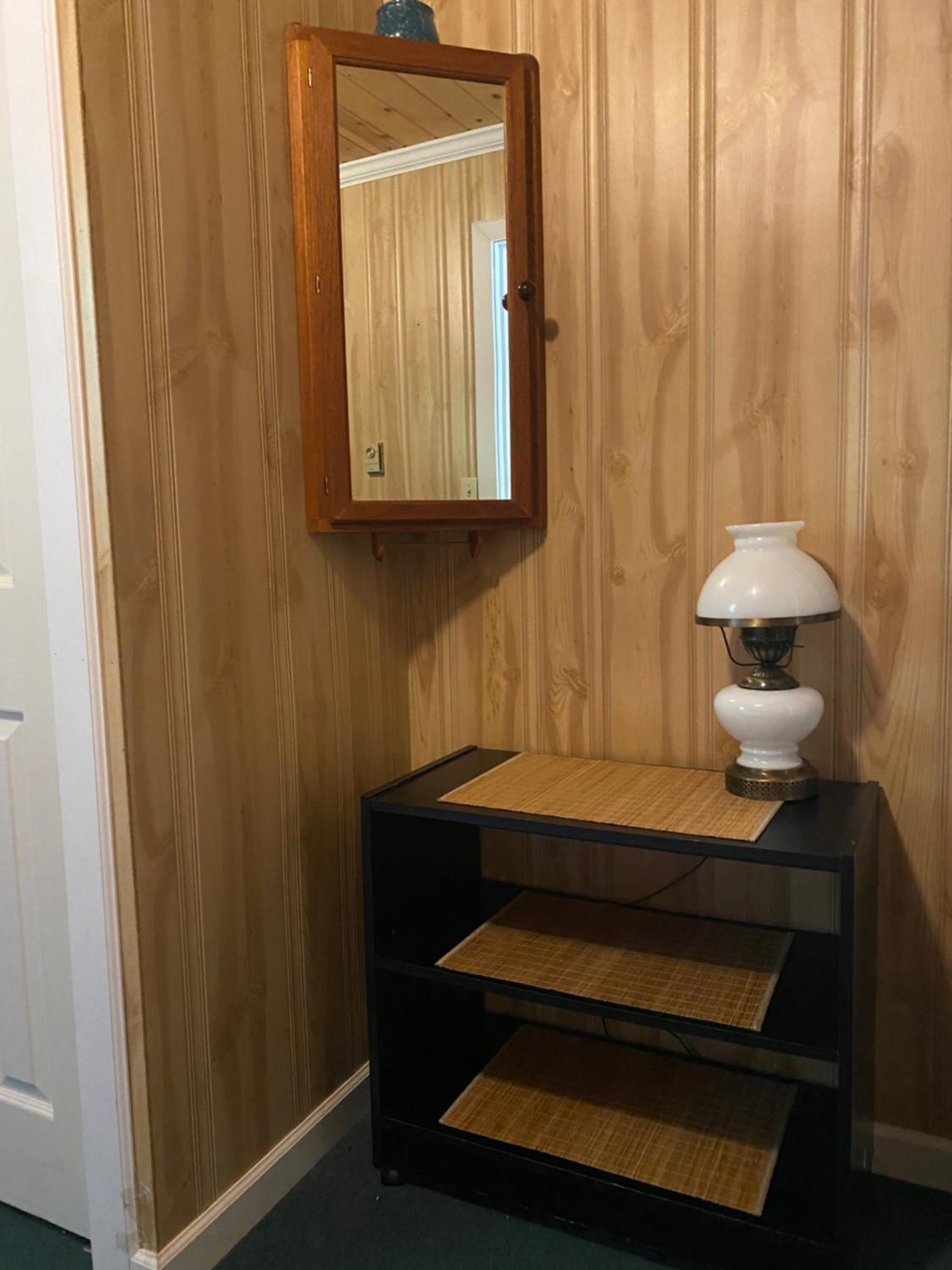 Cozy 2 bedroom cabin next to trails and beaches.