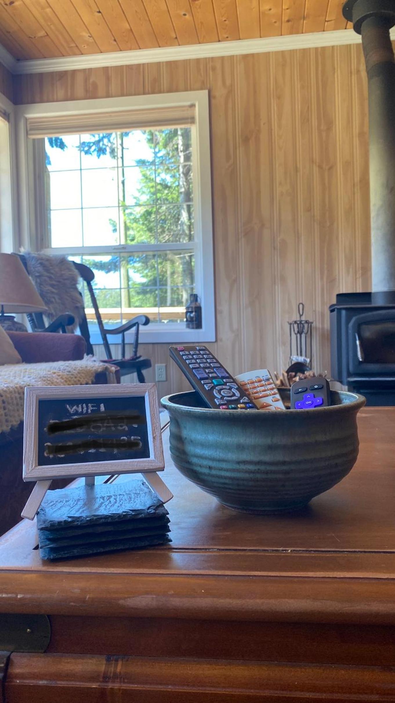 Cozy 2 bedroom cabin next to trails and beaches.