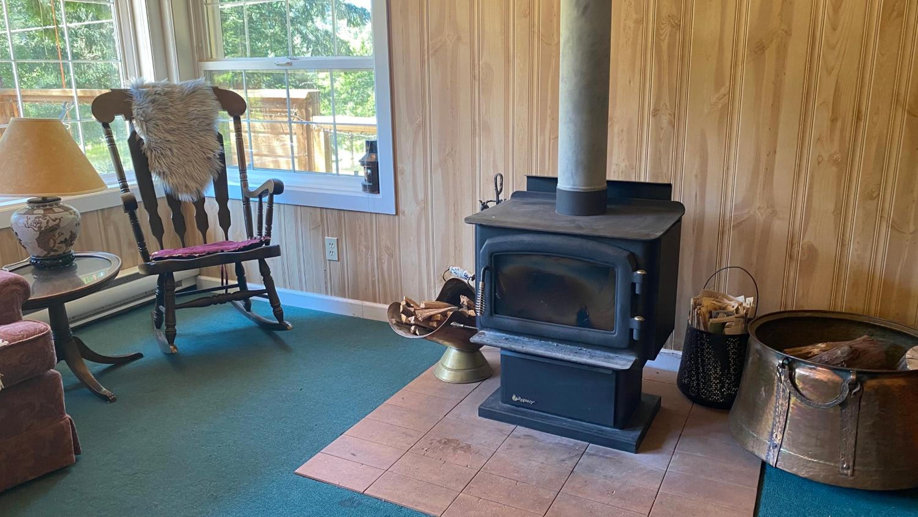 Cozy 2 bedroom cabin next to trails and beaches.