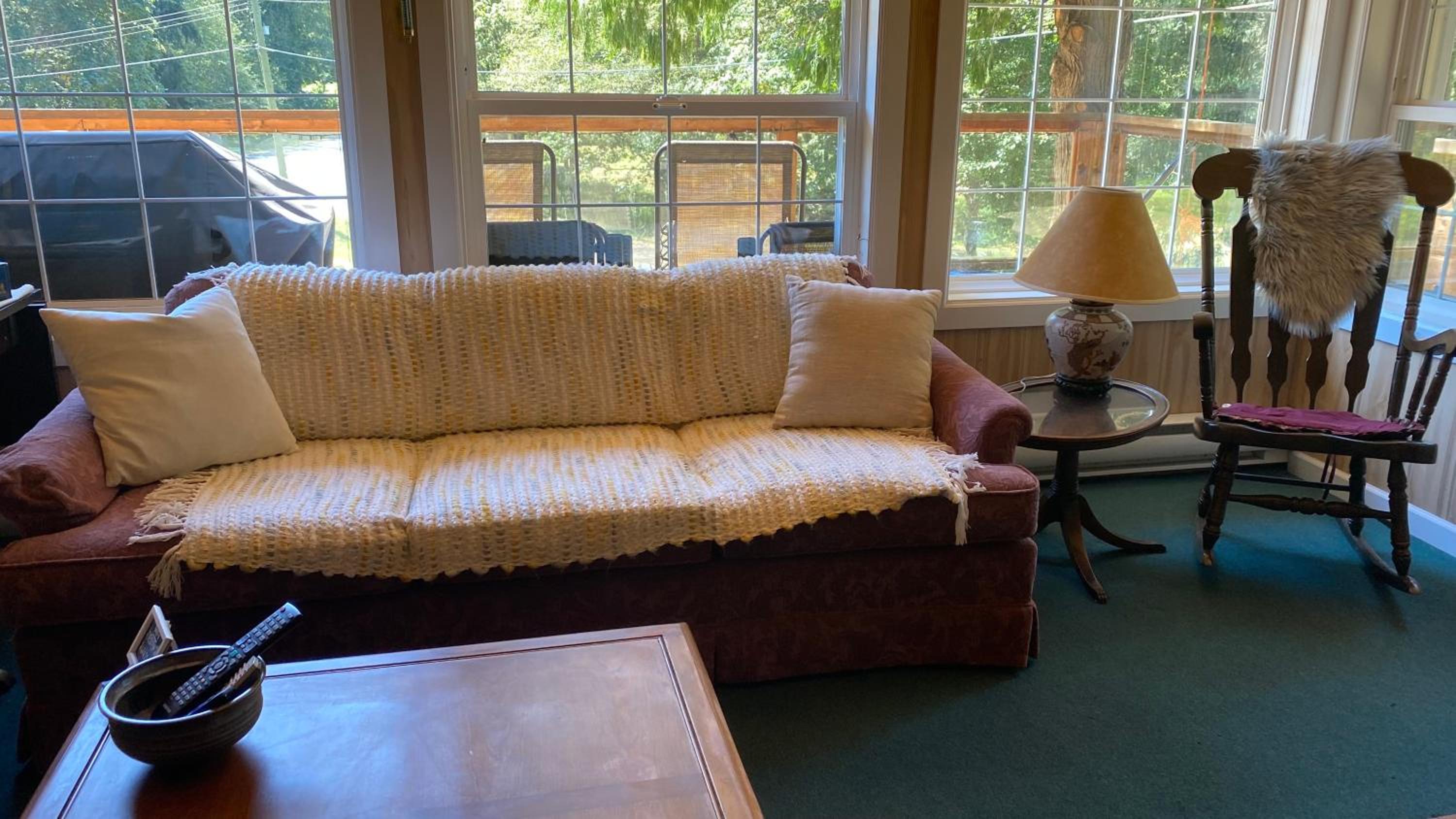 Cozy 2 bedroom cabin next to trails and beaches.