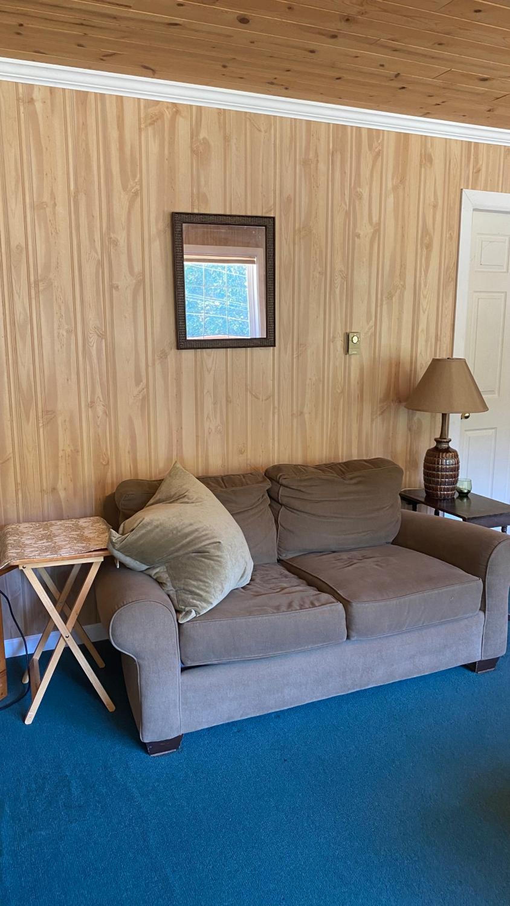 Cozy 2 bedroom cabin next to trails and beaches.