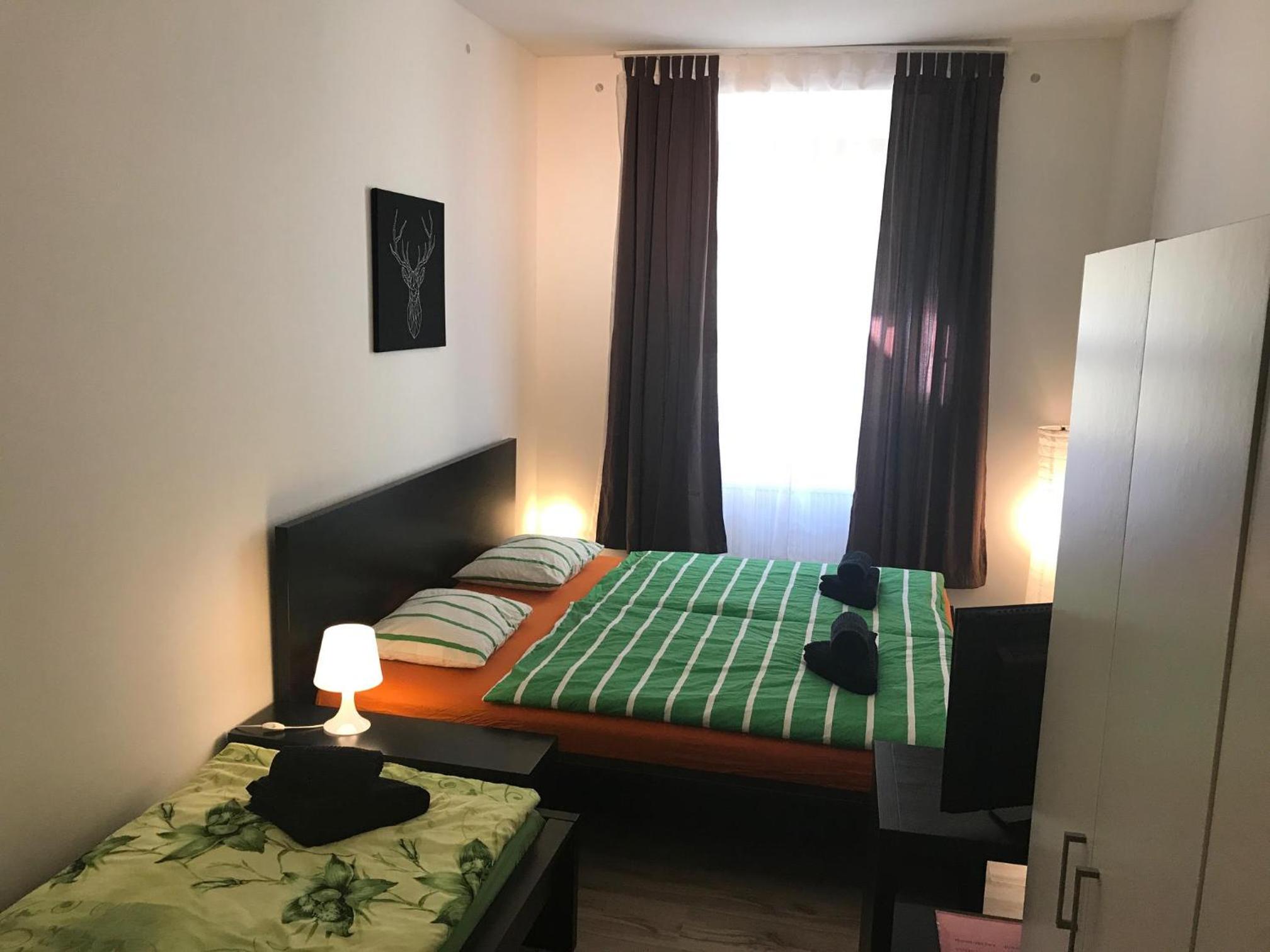 3 Bed Flat - Sleeps 20 - Smoking room - Wifi