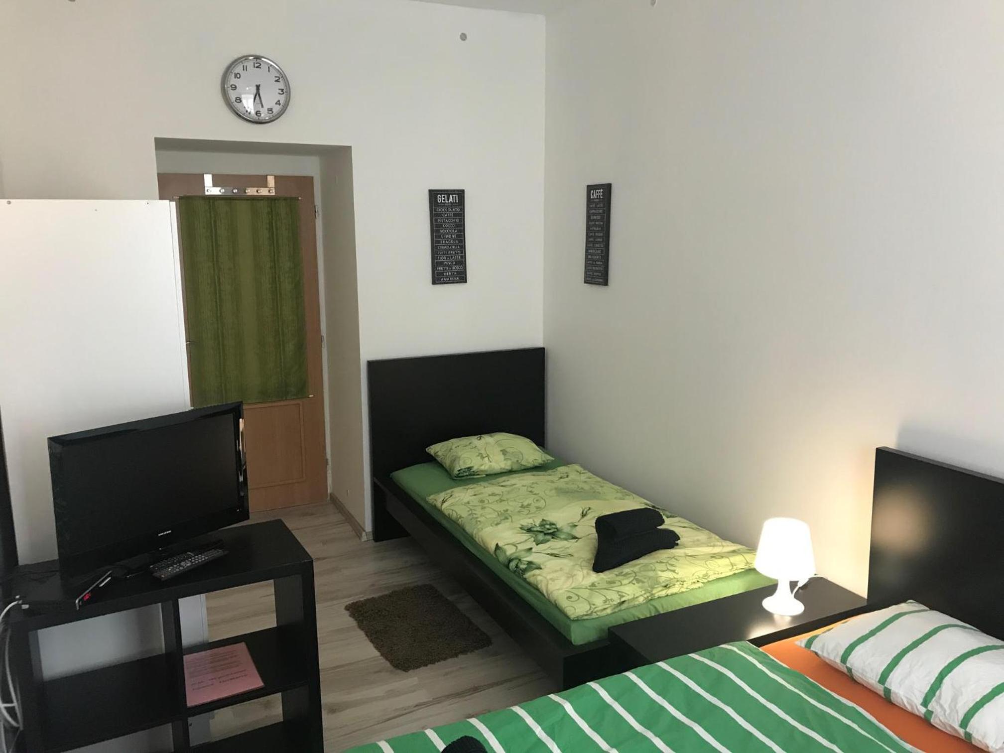 3 Bed Flat - Sleeps 20 - Smoking room - Wifi
