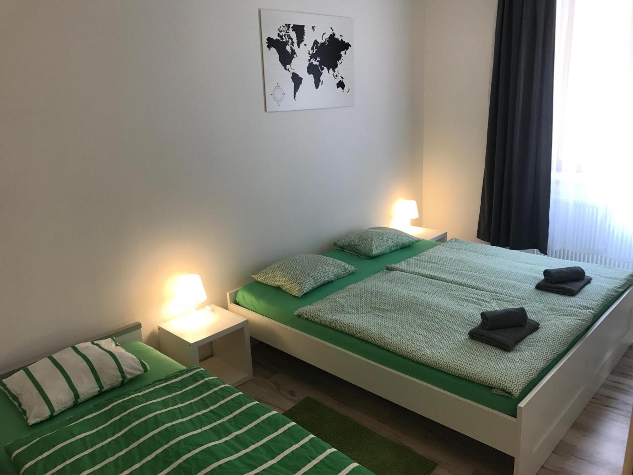 3 Bed Flat - Sleeps 20 - Smoking room - Wifi