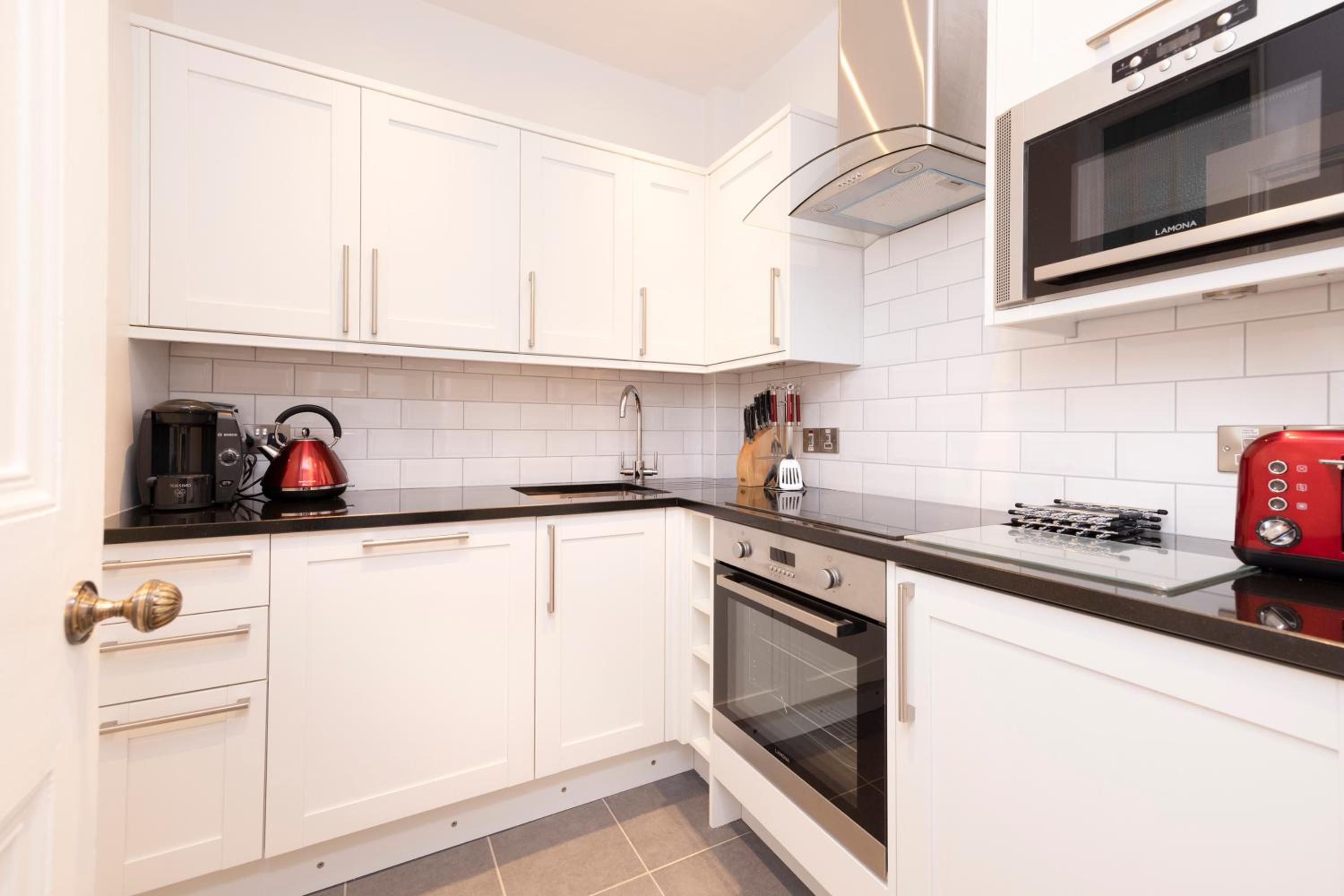JOIVY Cozy Apt near Edinburgh Castle view 5