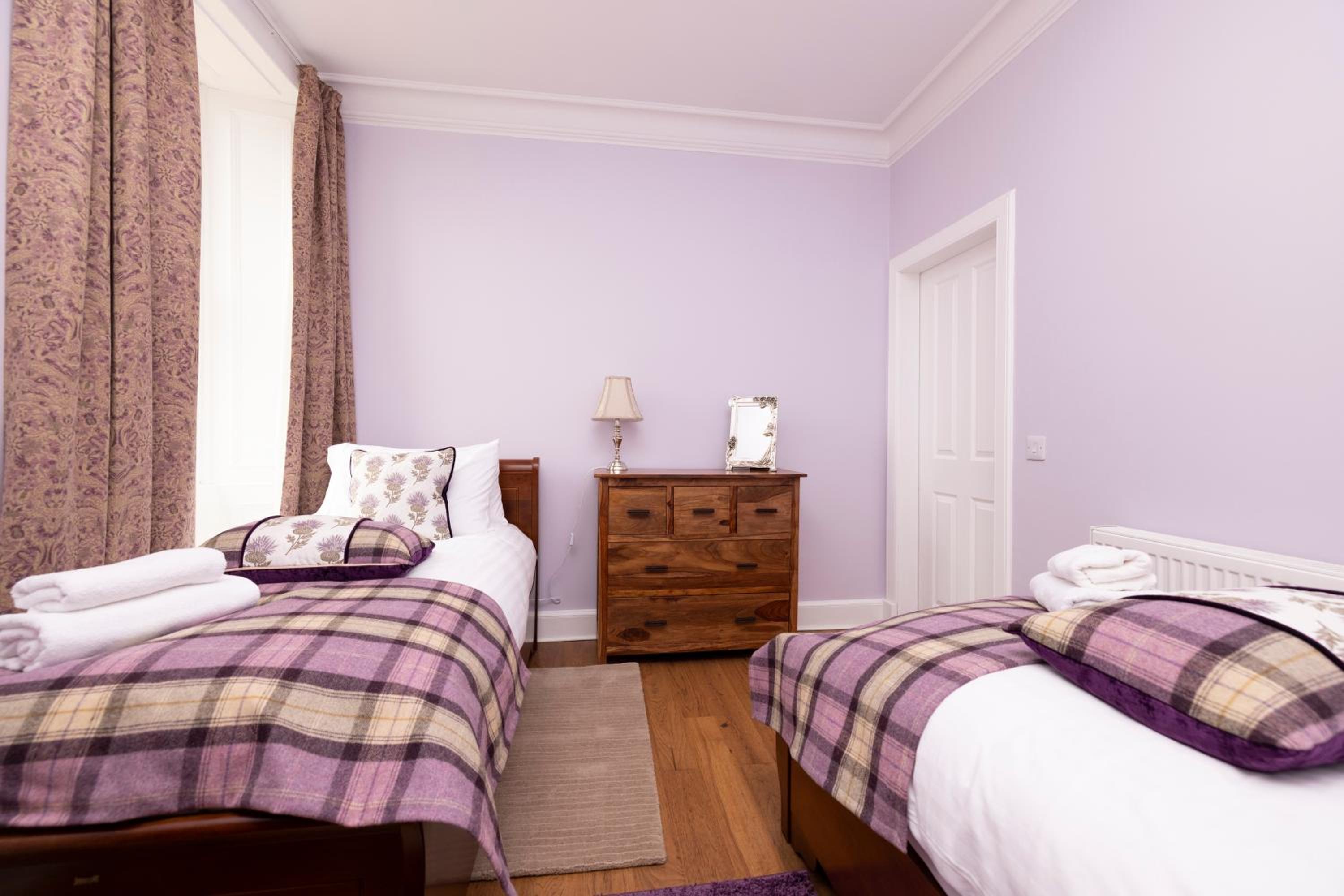 JOIVY Cozy Apt near Edinburgh Castle view 4