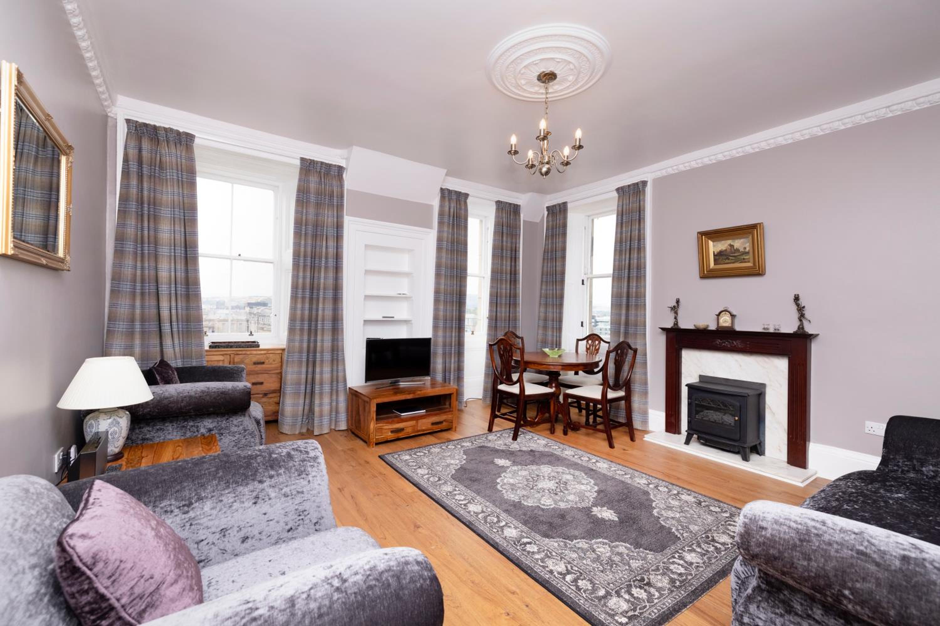 JOIVY Cozy Apt near Edinburgh Castle view 3