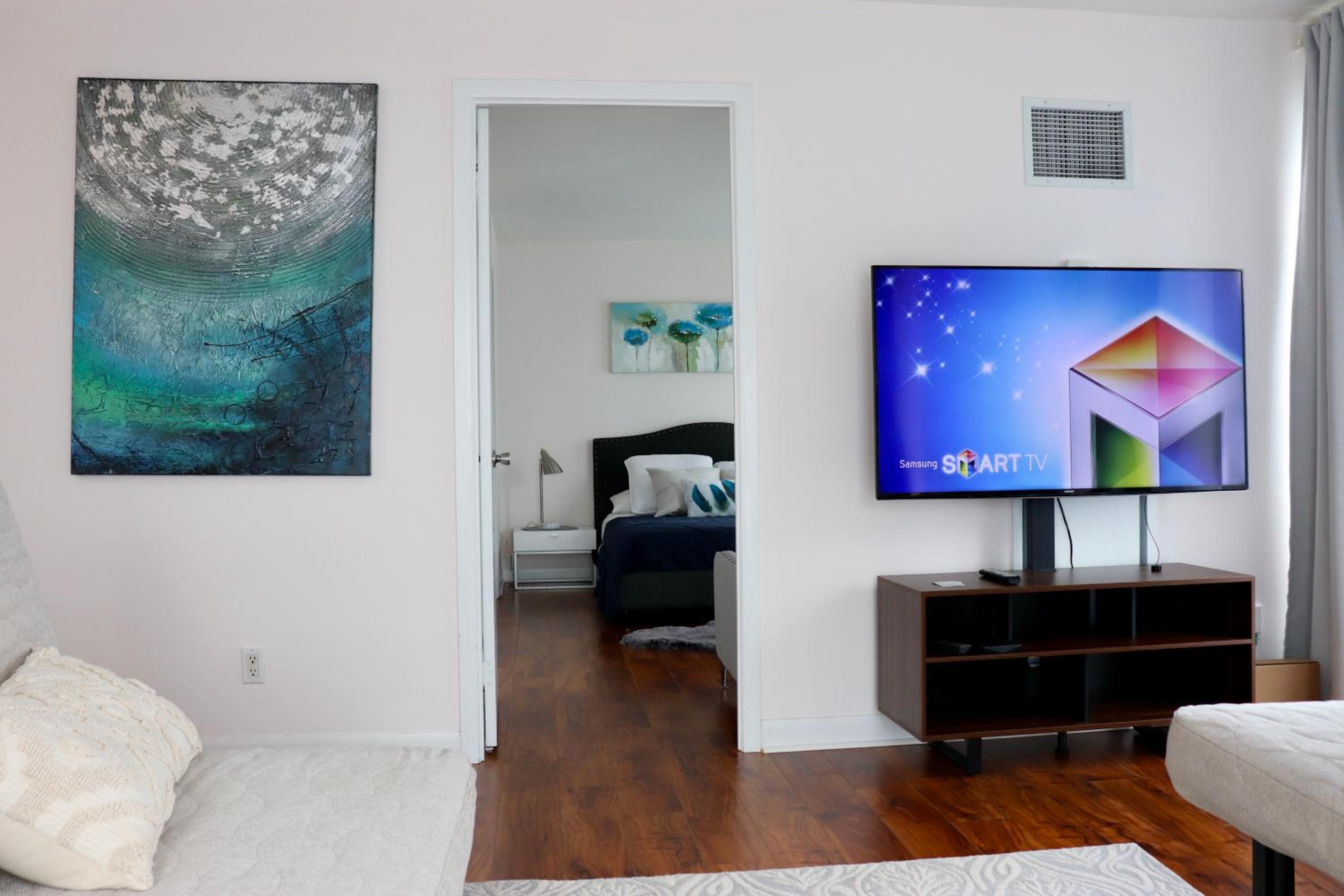 Apartment/2Bedrooms/2 Full Bathrooms/Free parking