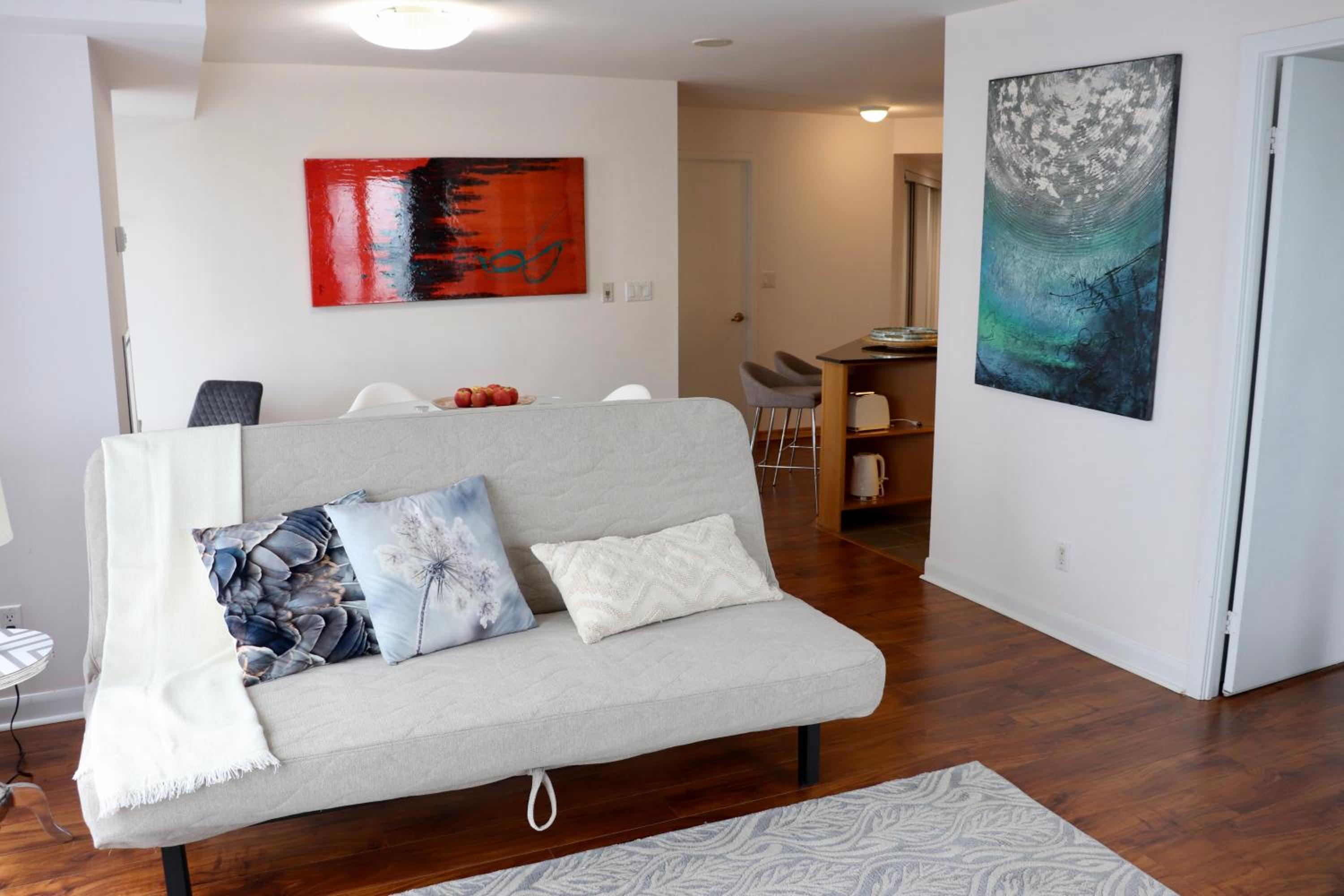 Apartment/2Bedrooms/2 Full Bathrooms/Free parking