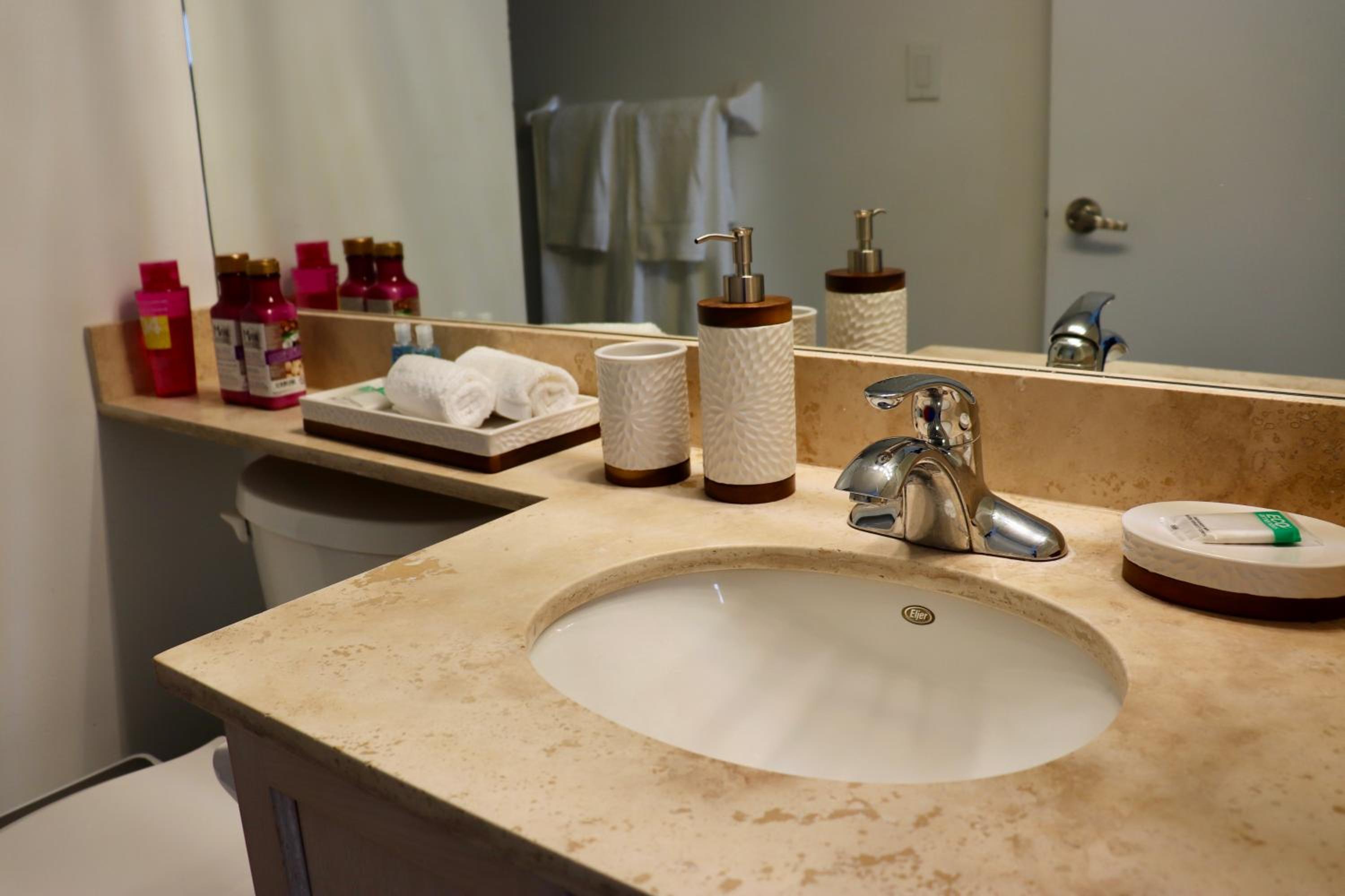 Apartment/2Bedrooms/2 Full Bathrooms/Free parking