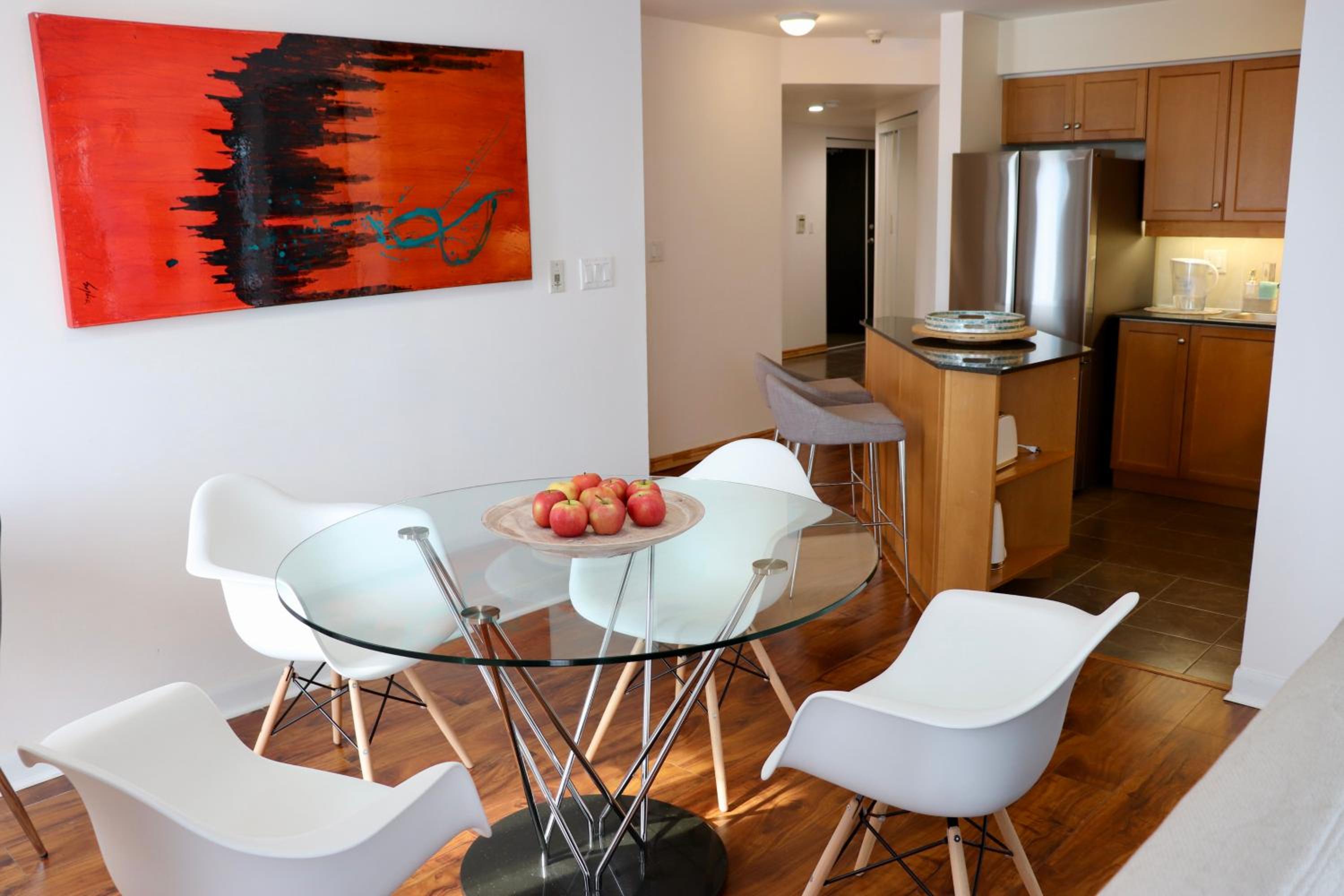 Apartment/2Bedrooms/2 Full Bathrooms/Free parking