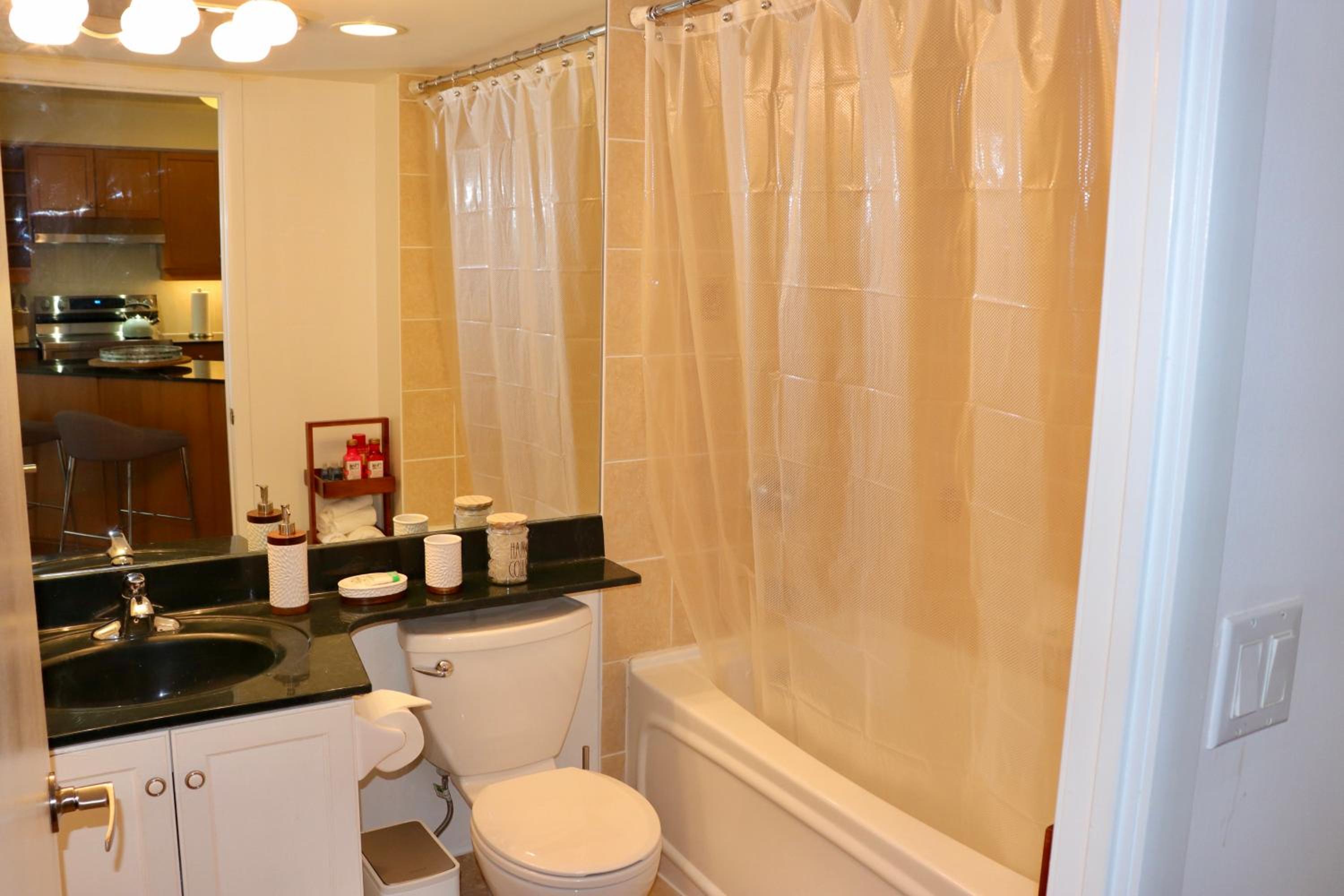Apartment/2Bedrooms/2 Full Bathrooms/Free parking