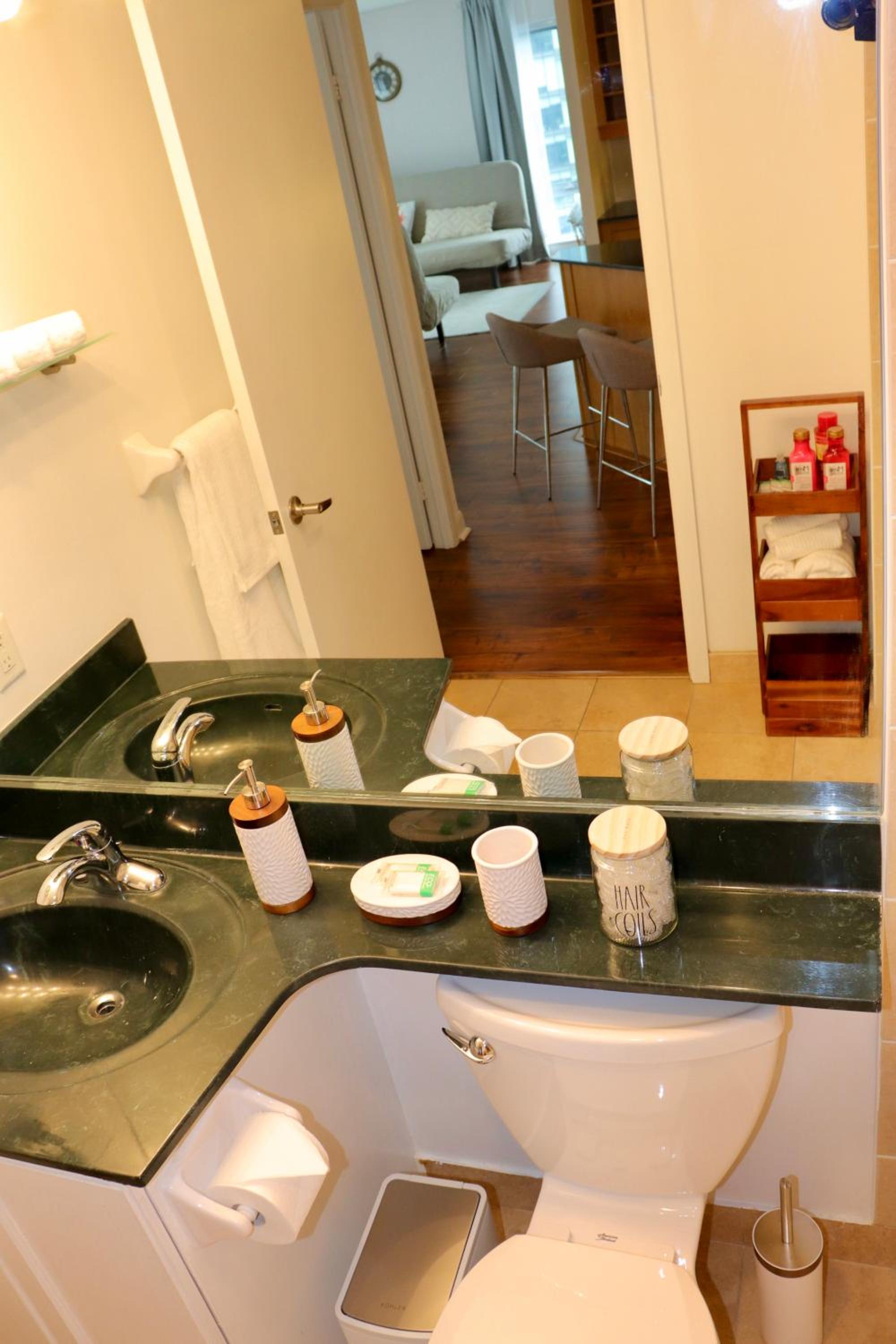 Apartment/2Bedrooms/2 Full Bathrooms/Free parking