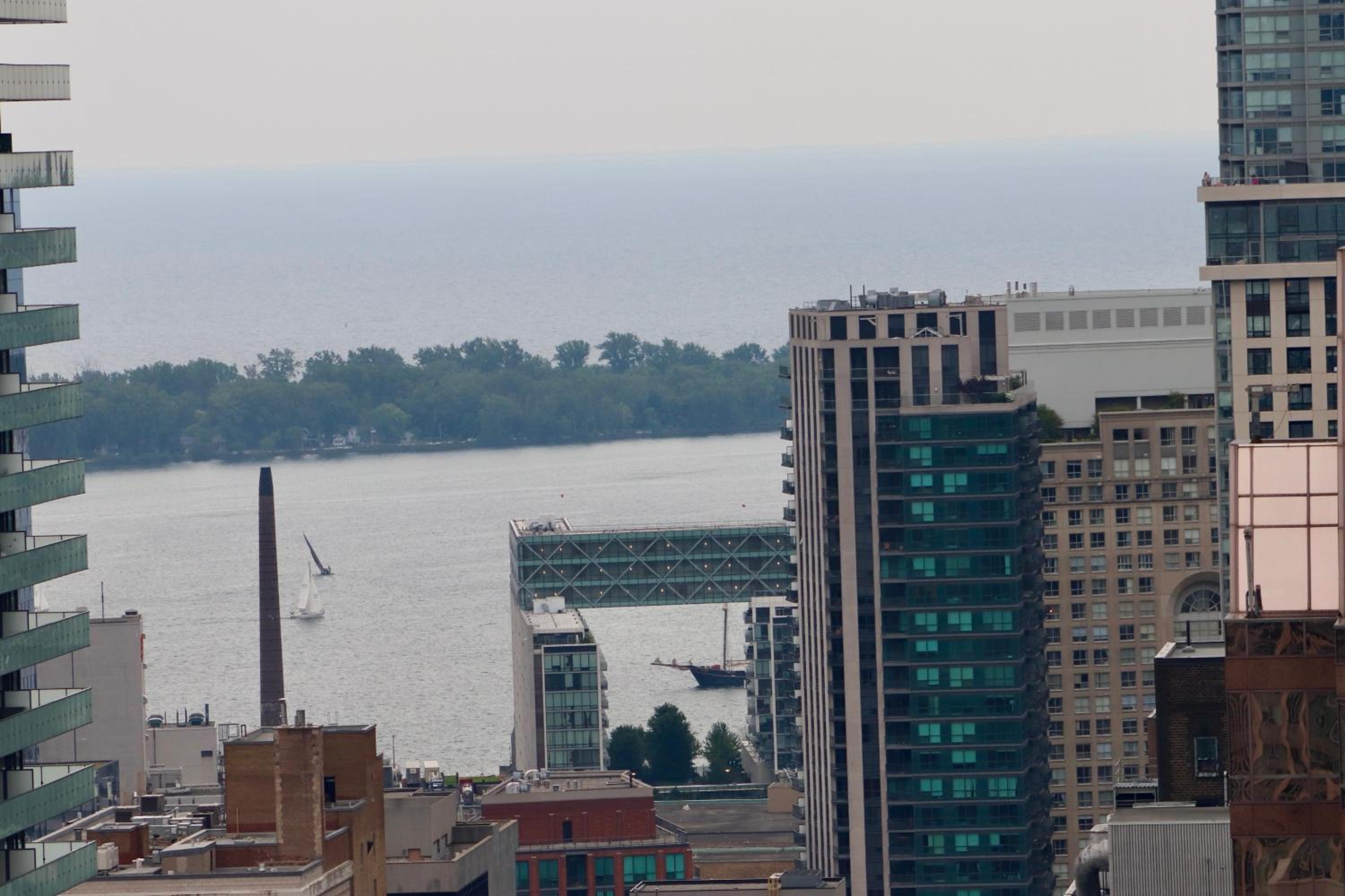 Apartment/2Bedrooms/2 Full Bathrooms/Free parking