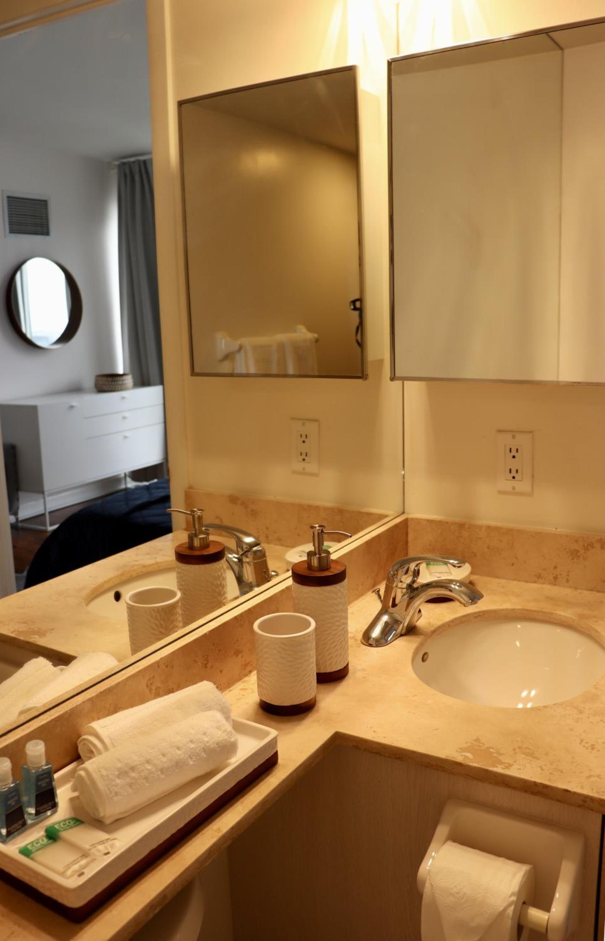 Apartment/2Bedrooms/2 Full Bathrooms/Free parking