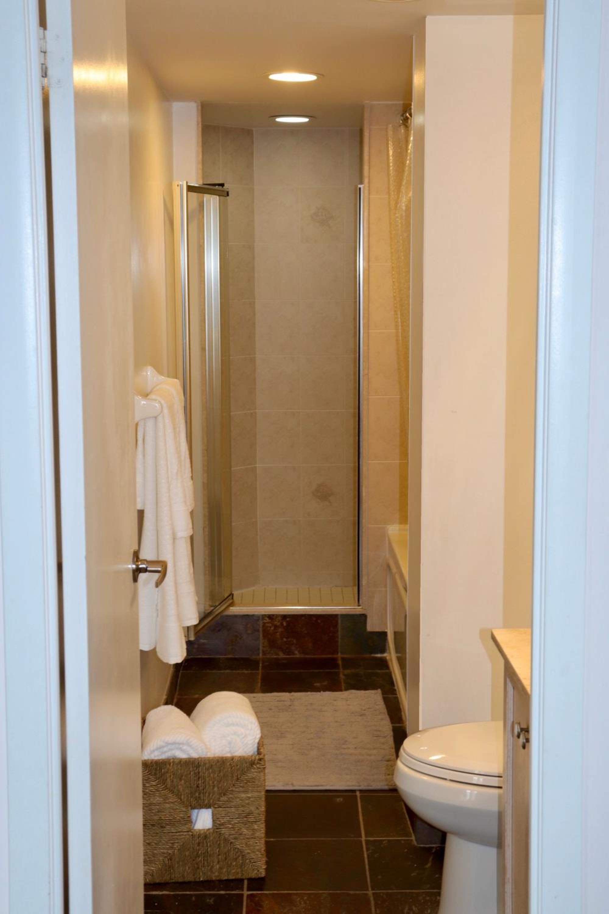 Apartment/2Bedrooms/2 Full Bathrooms/Free parking