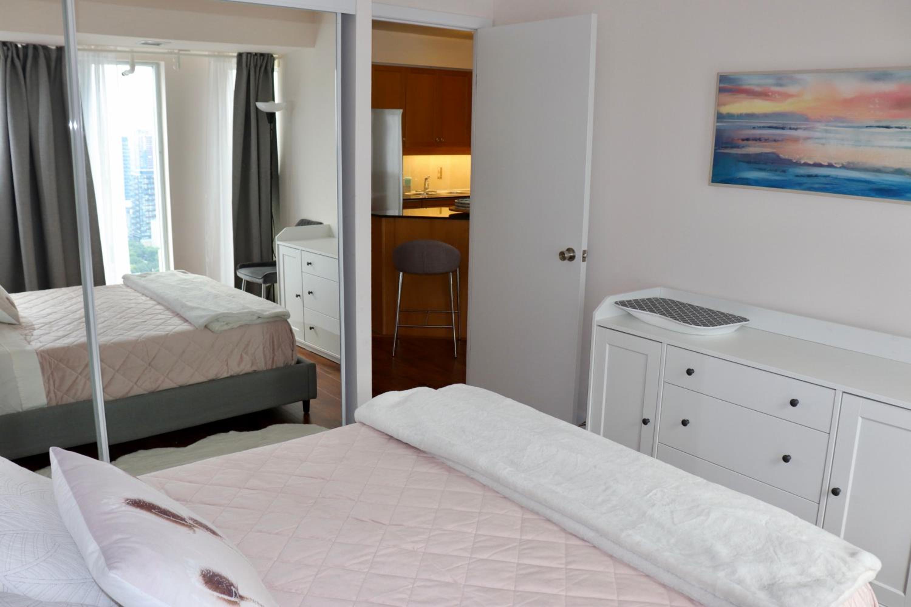 Apartment/2Bedrooms/2 Full Bathrooms/Free parking