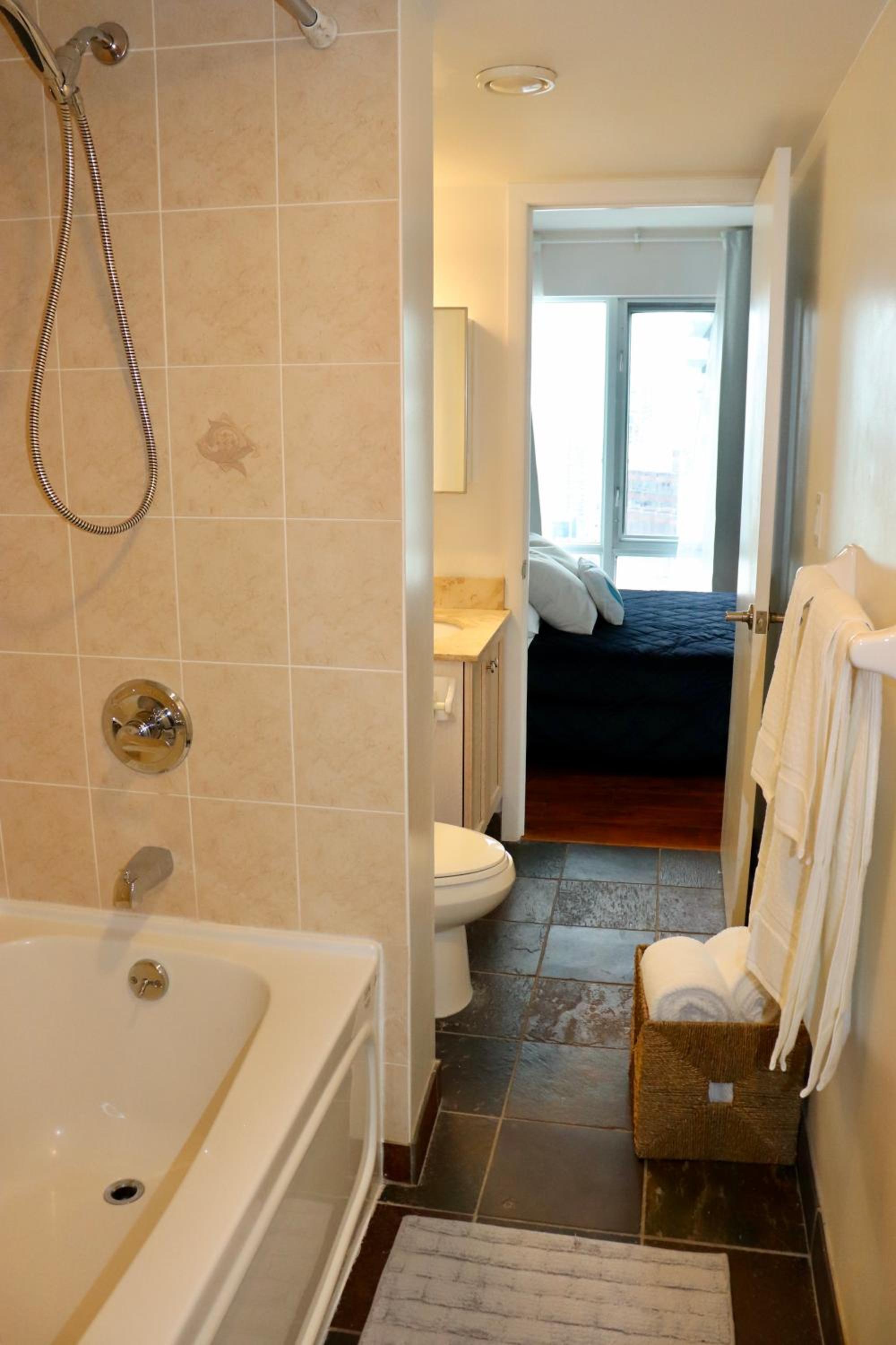 Apartment/2Bedrooms/2 Full Bathrooms/Free parking